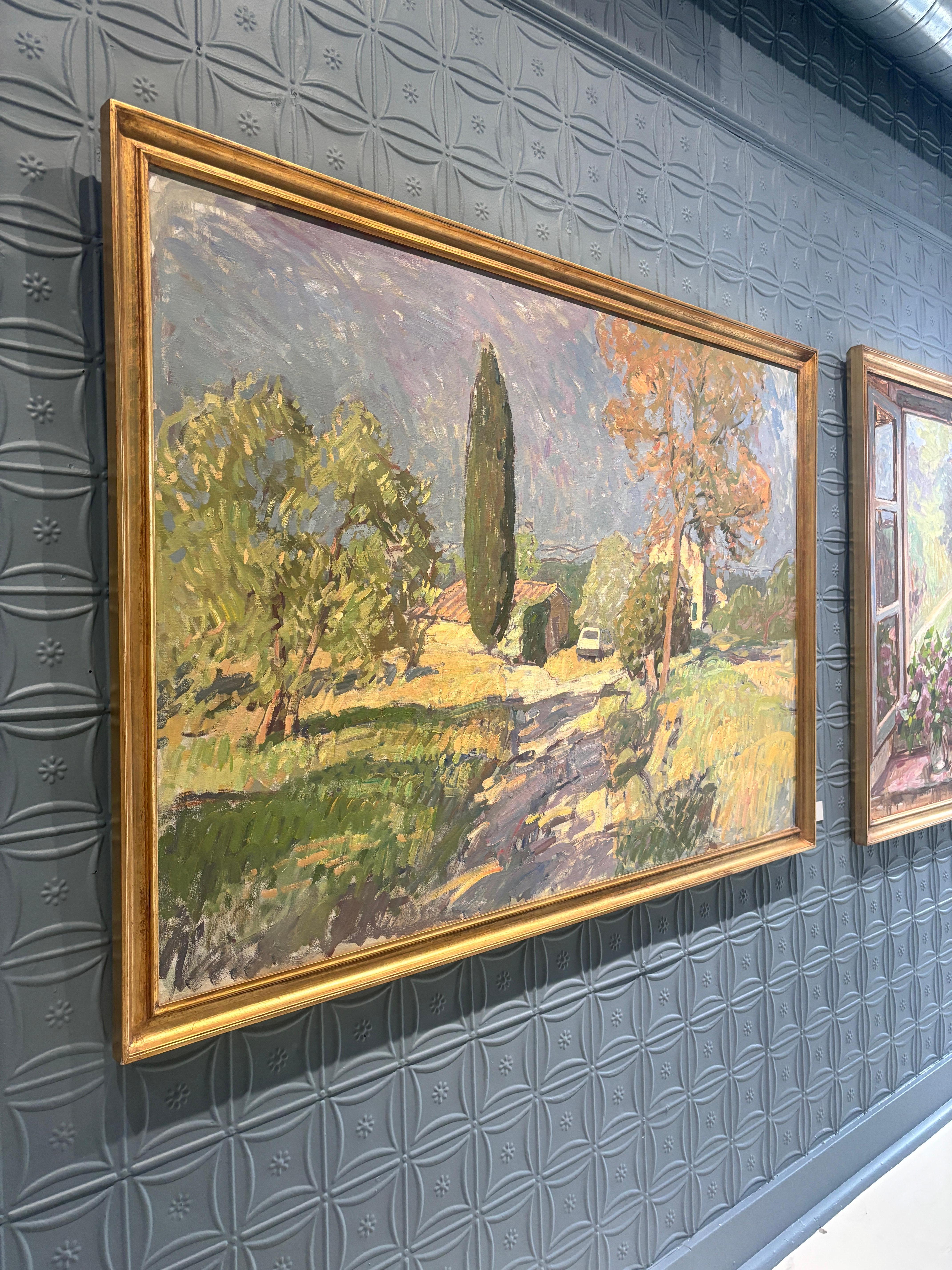 Une peinture à l'huile de l'artiste peintre contemporain Ben Fenske. Vue de sa propriété en Toscane, le chemin de terre menant à la maison est flanqué de divers arbres, un cyprès, un olivier et un arbre brunissant, laissant présager la fin du début