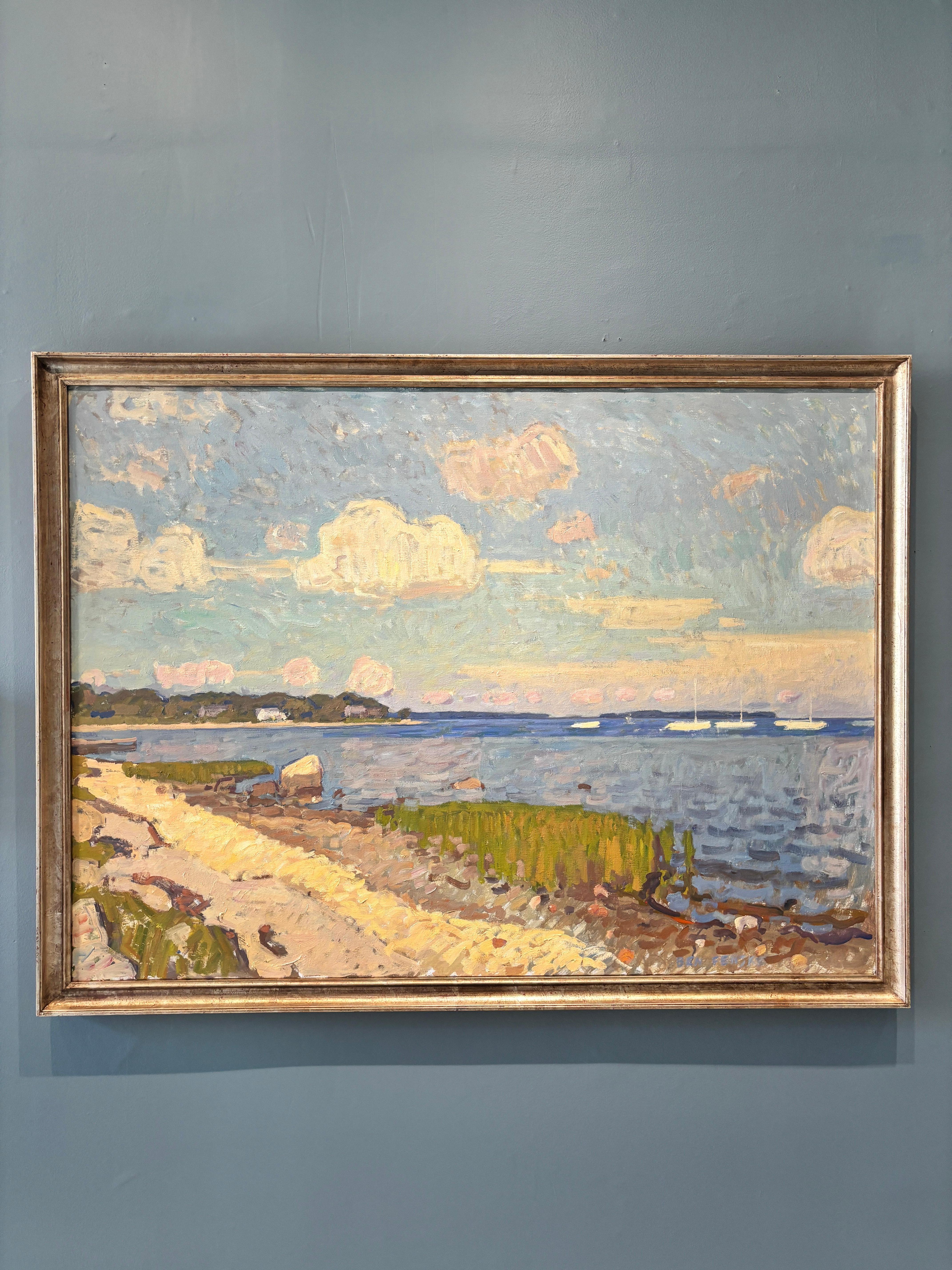 „Secret Beach, Clouds“ – Ölgemälde, Strand in Sag Harbor mit Segelbooten, gerahmt – Painting von Ben Fenske