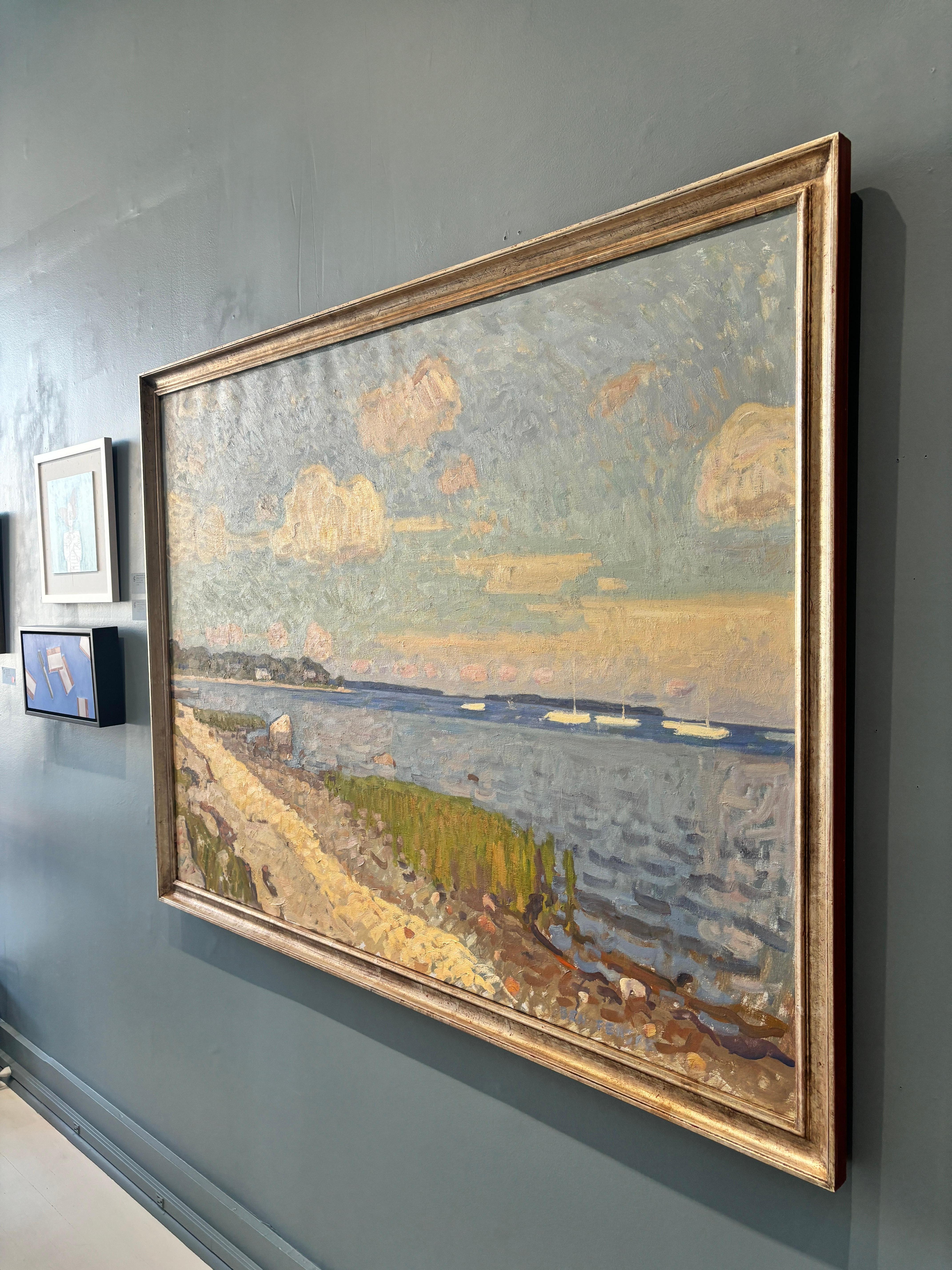 „Secret Beach, Clouds“ – Ölgemälde, Strand in Sag Harbor mit Segelbooten, gerahmt (Impressionismus), Painting, von Ben Fenske