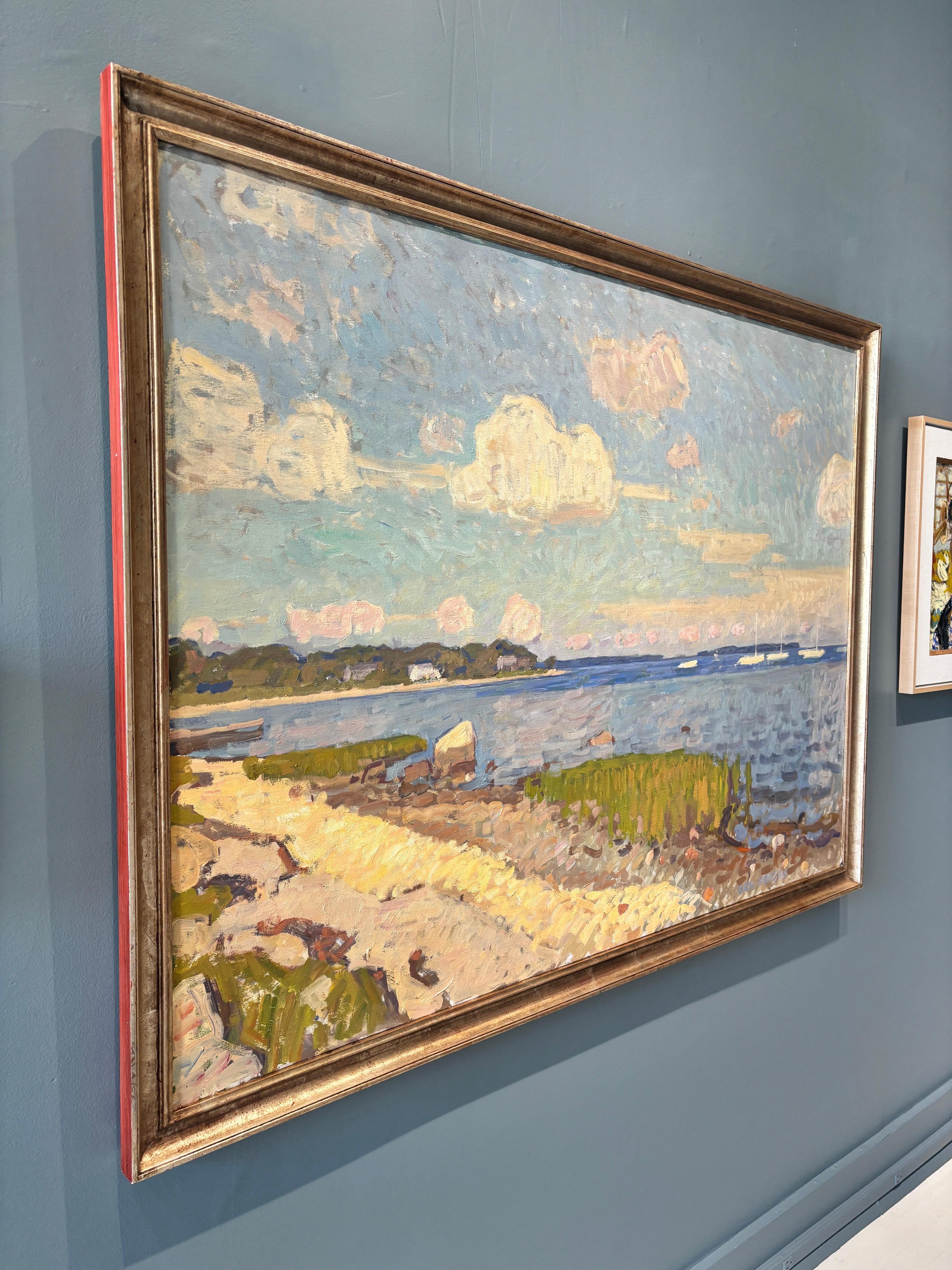 „Secret Beach, Clouds“ – Ölgemälde, Strand in Sag Harbor mit Segelbooten, gerahmt (Grau), Landscape Painting, von Ben Fenske