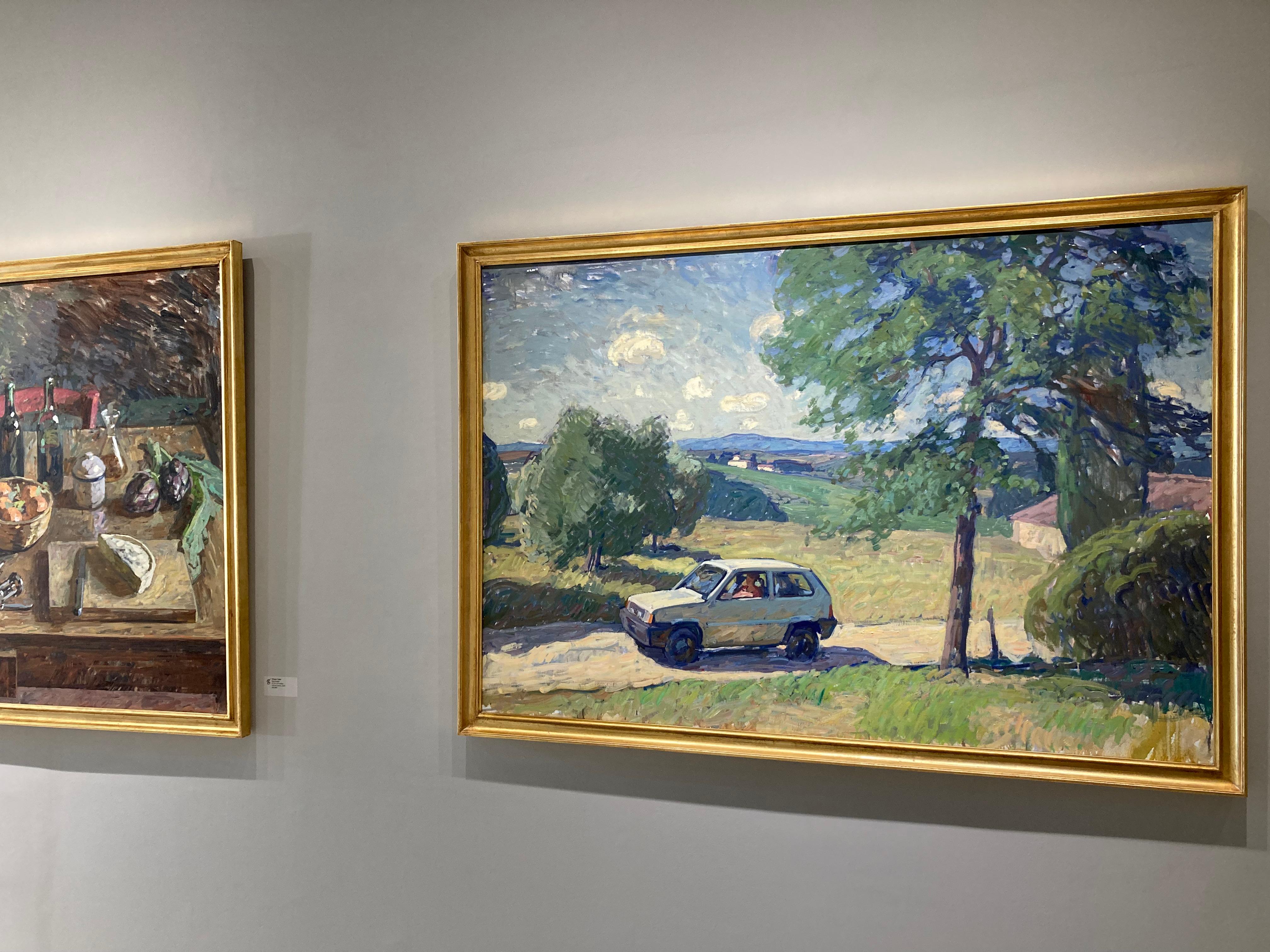 L'été toscan est préservé dans cette peinture à l'huile de style néo-impressionniste. Une femme dans une Fiat roule sur le chemin de terre avec les fenêtres baissées, profitant de l'air frais. Le paysage comprend des arbres verts, des prairies
