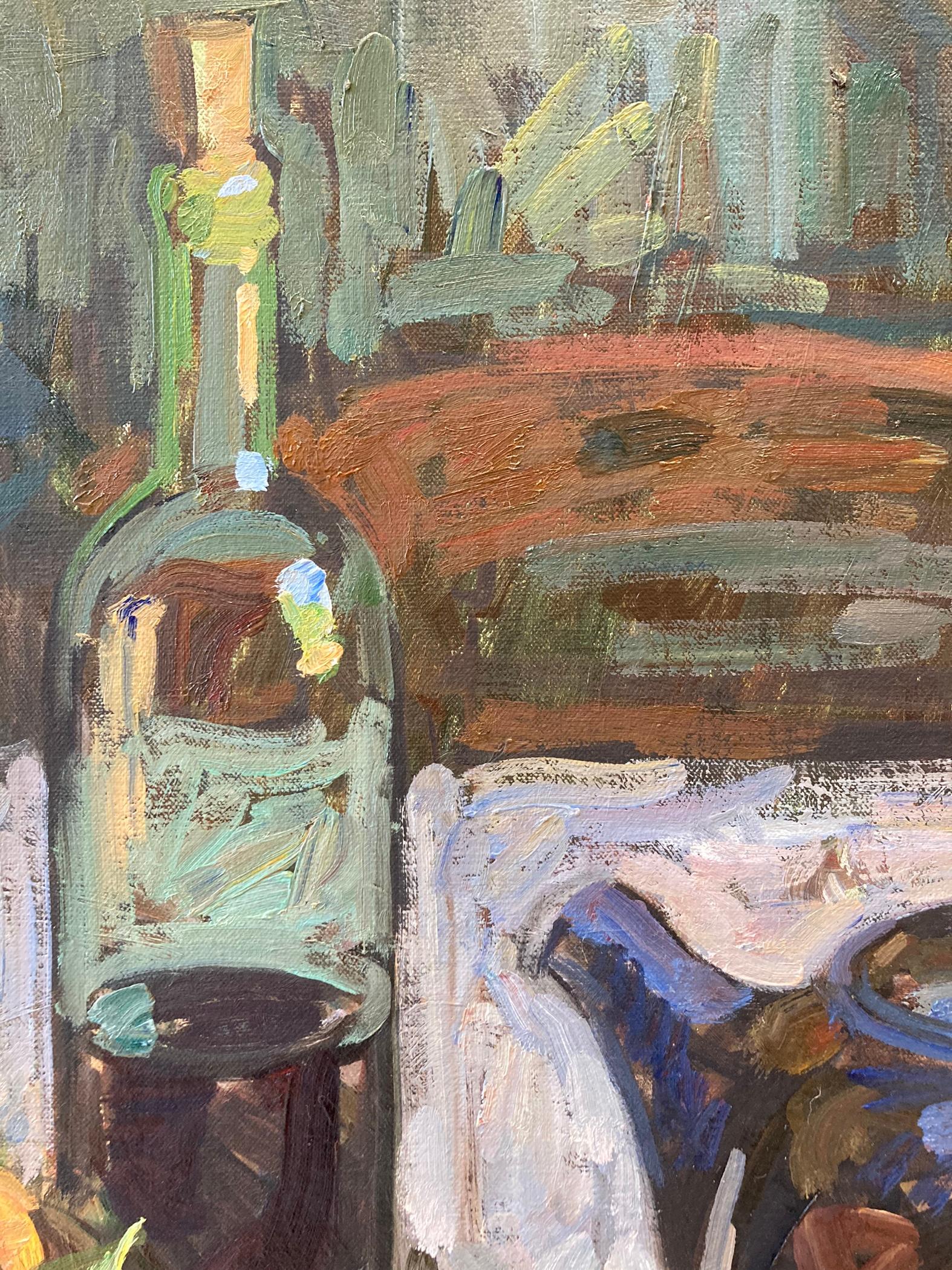 Une peinture impressionniste de la théière bleue reconnaissable de Fenske reflétant une fenêtre avec vue sur la campagne toscane. Un verre et une bouteille de vin, ainsi qu'un panier d'abricots complètent la composition. Le blanc de la nappe reflète