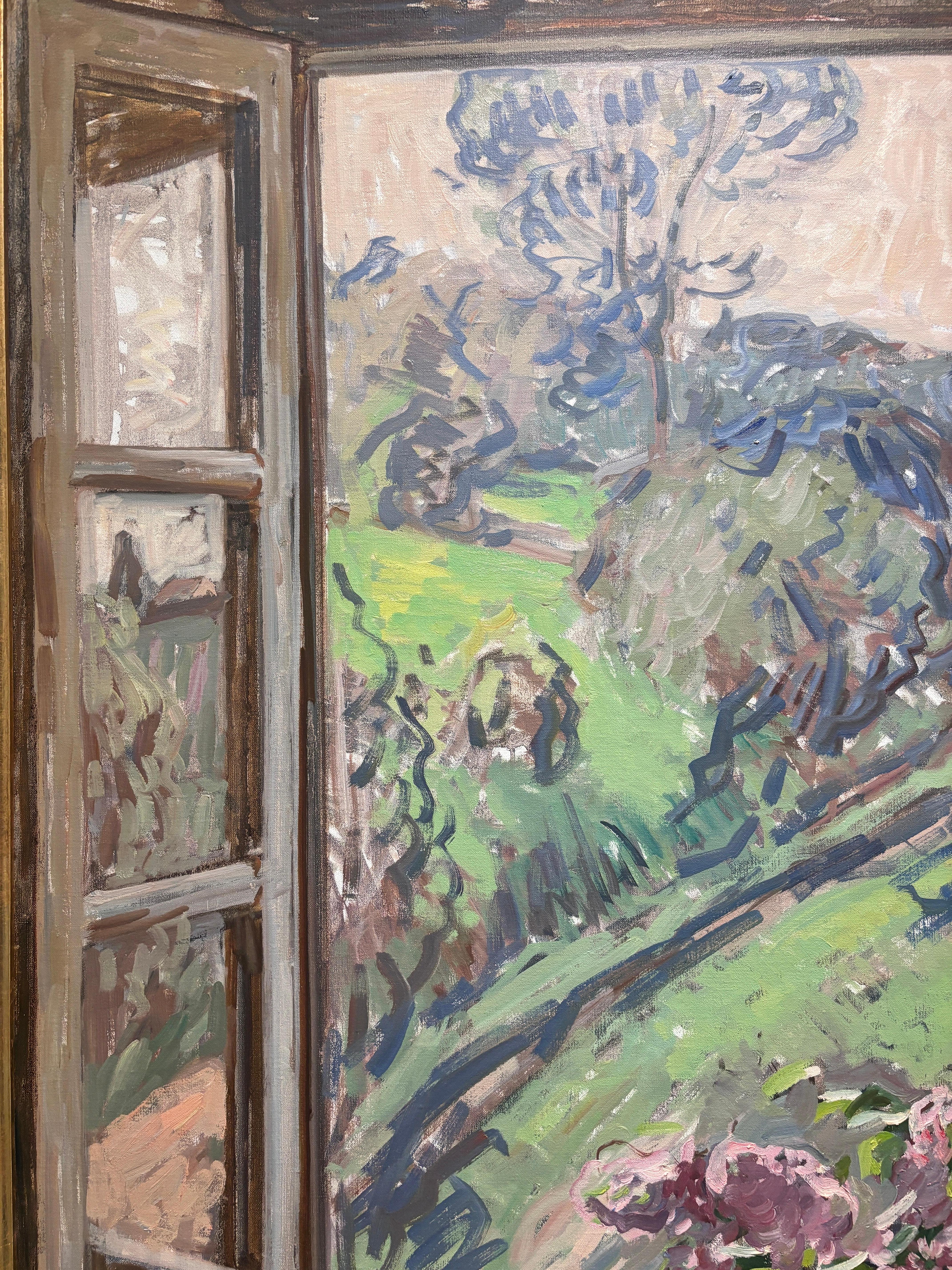 Ein Ölgemälde mit Flieder auf einem Fensterbrett, das auf eine gewundene Auffahrt blickt, die von dem toskanischen Bauernhaus wegführt, in dem die Szene spielt. Eine Gestalt geht den Feldweg entlang. 

Zurzeit noch nicht unterzeichnet. Wird vom