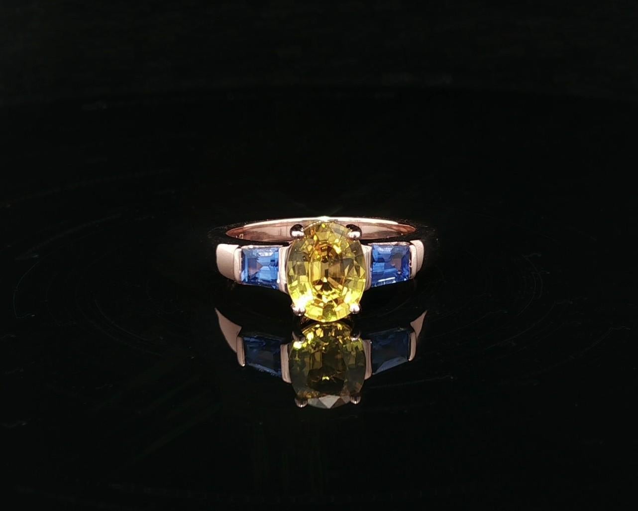 --Pietre: --
(1) Zaffiro naturale autentico - taglio ovale Brilliante - incastonato - colore giallo - 8,4x6,6mm - 1,75ct (circa)
(2) Zaffiri naturali autentici - Taglio a gradino personalizzato - Incastonatura - Colore blu - 0,70ctw (circa)
Peso