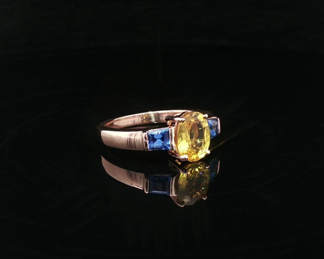 Taglio brillante Anello classico in oro Ben Rose 14k con zaffiro giallo ovale e blu personalizzato da 2,45 ctw in vendita