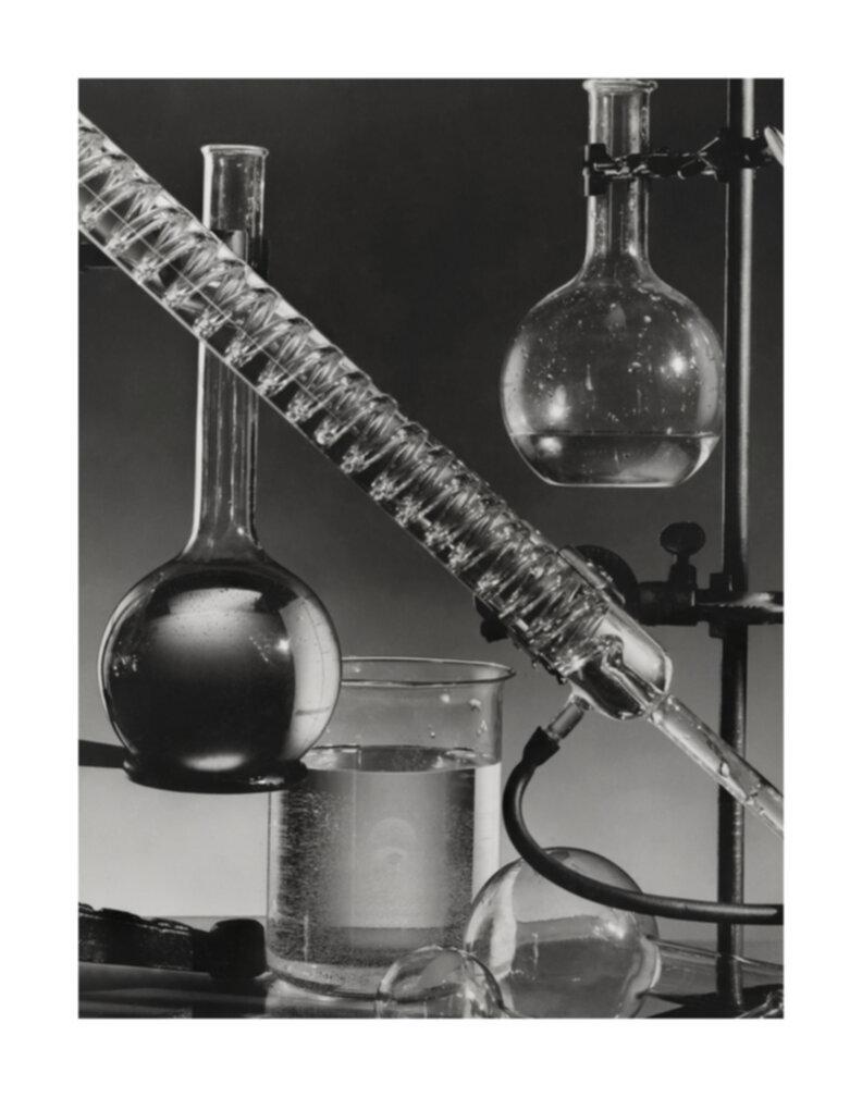 Ben McCall Black and White Photograph – Vintage-Chemie-Set