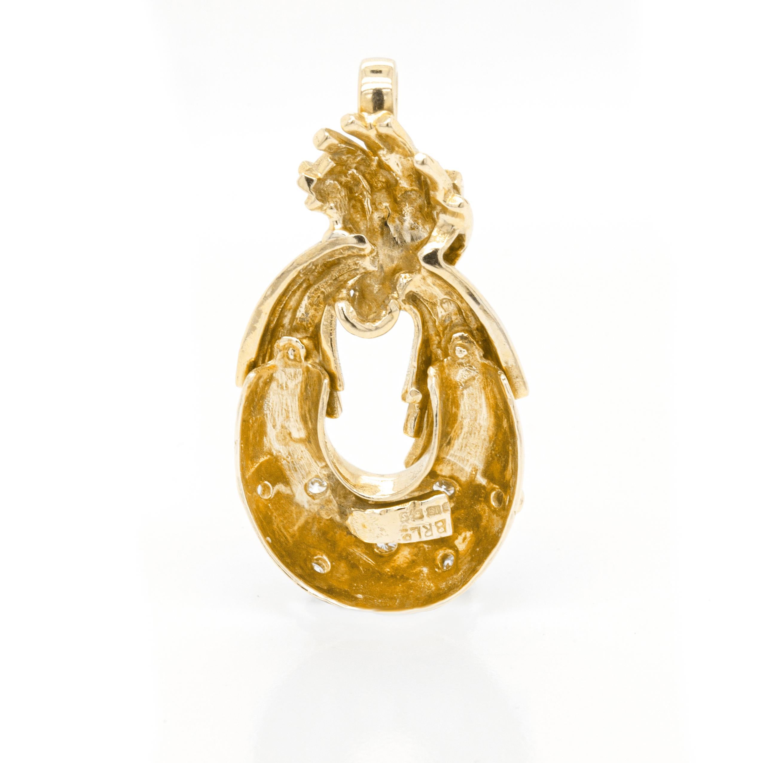 Llama la atención con esta obra de arte del diseñador de joyas británico Ben Rosenfeld, elaborada con maestría en oro amarillo de 18 quilates, que ahora forma parte de nuestras diversas colecciones de joyas antiguas y vintage.

El intrigante