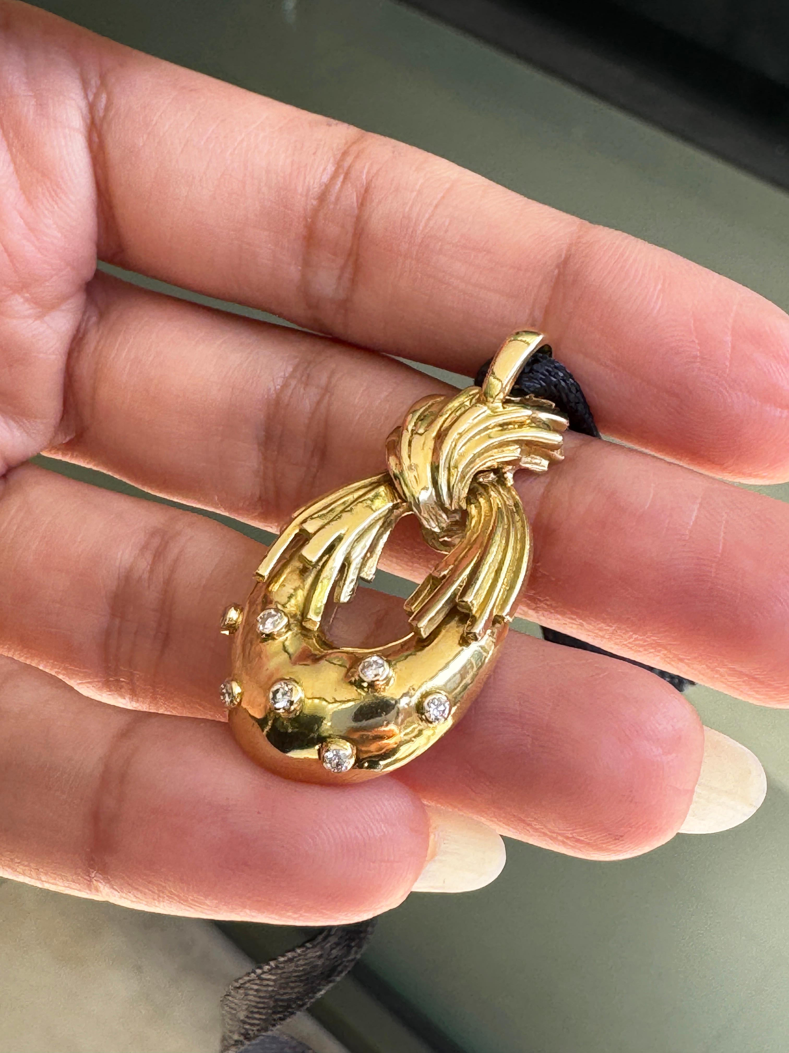Femenino o masculino Colgante ovalado estilizado de diamantes y oro amarillo de 18 quilates Ben Rosenfeld en venta