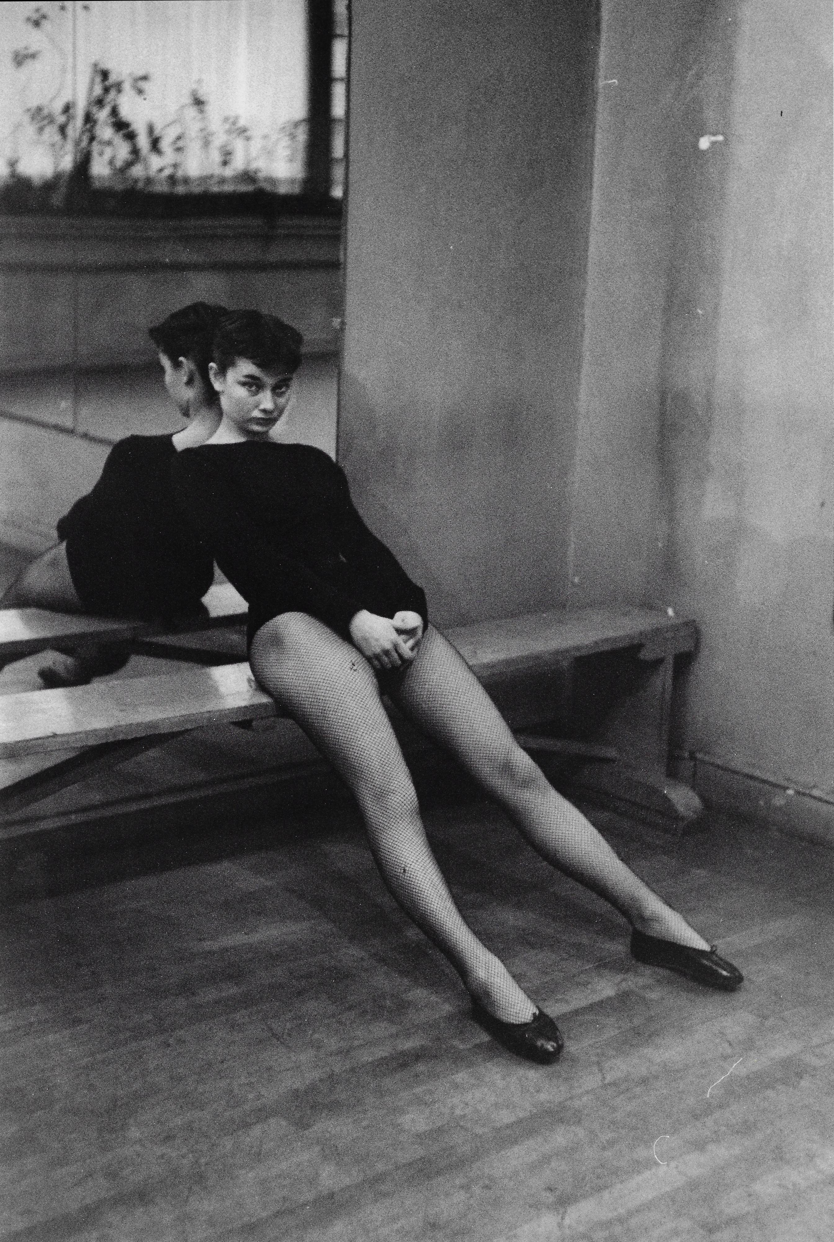 Ben Ross Black and White Photograph – Audrey Hepburn ruht nach Ballettkurs, New York, 1952