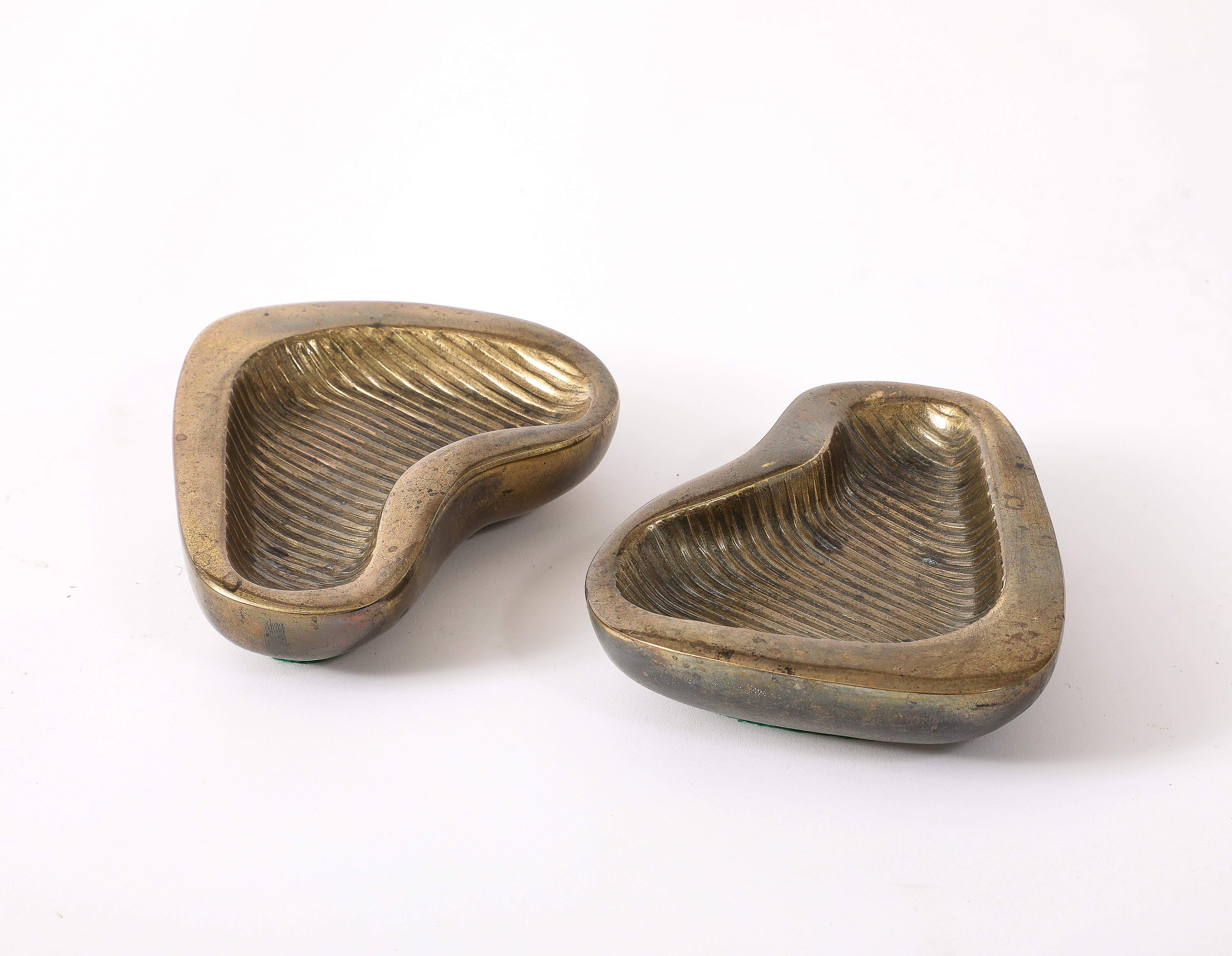 A matched set of Ben Seibel vide poche in bronze, amoeba-shaped with a grooved decor, a rare set.