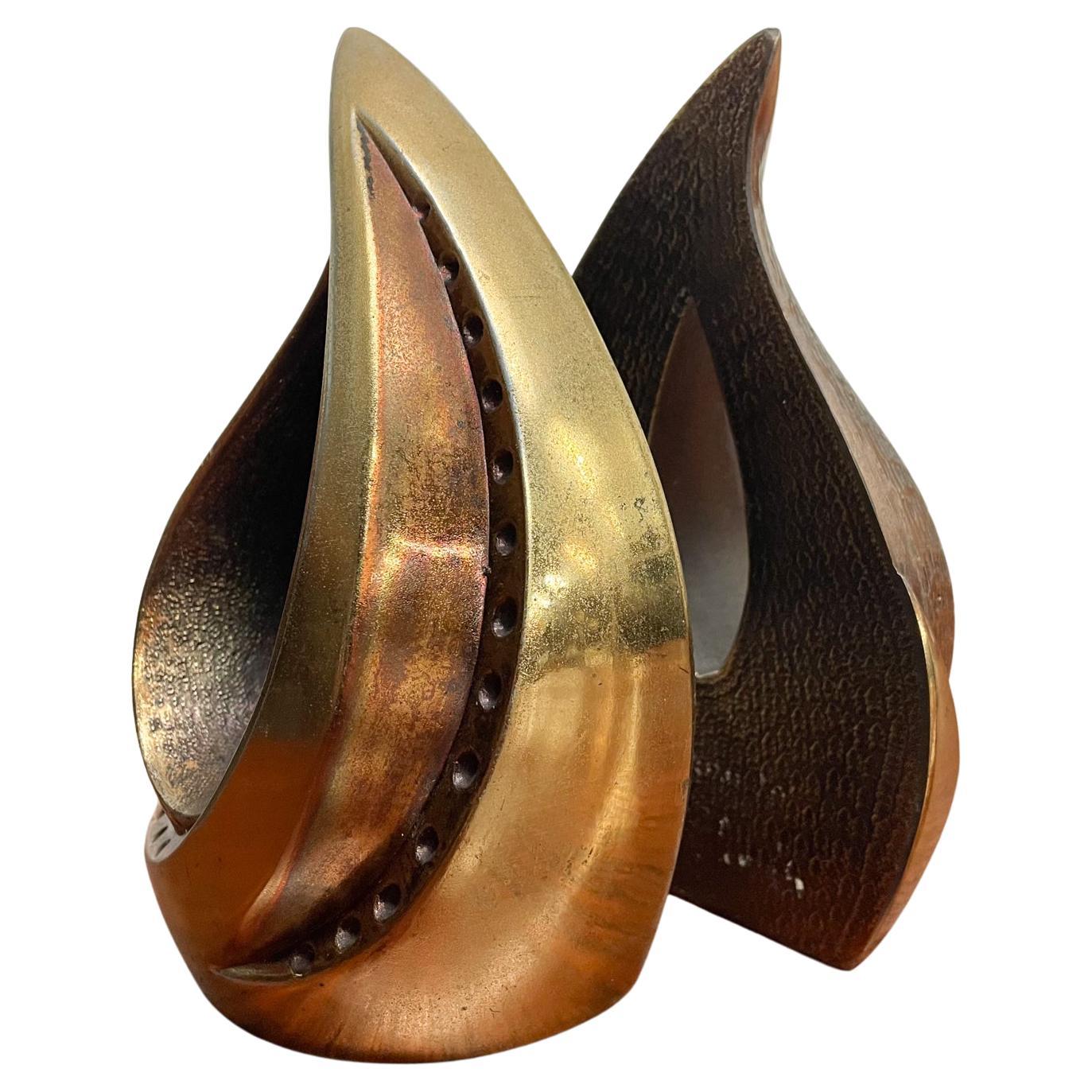Bookends
Ben Seibel for Jenfred ware sculptural bookends modern tear drop flame 1950s
Made in brass
Measures: 6.5 H x 4.5 W x 2.5D inches
Original preowned vintage unrestored condition.
Refer to images.
We have more pieces!

  
