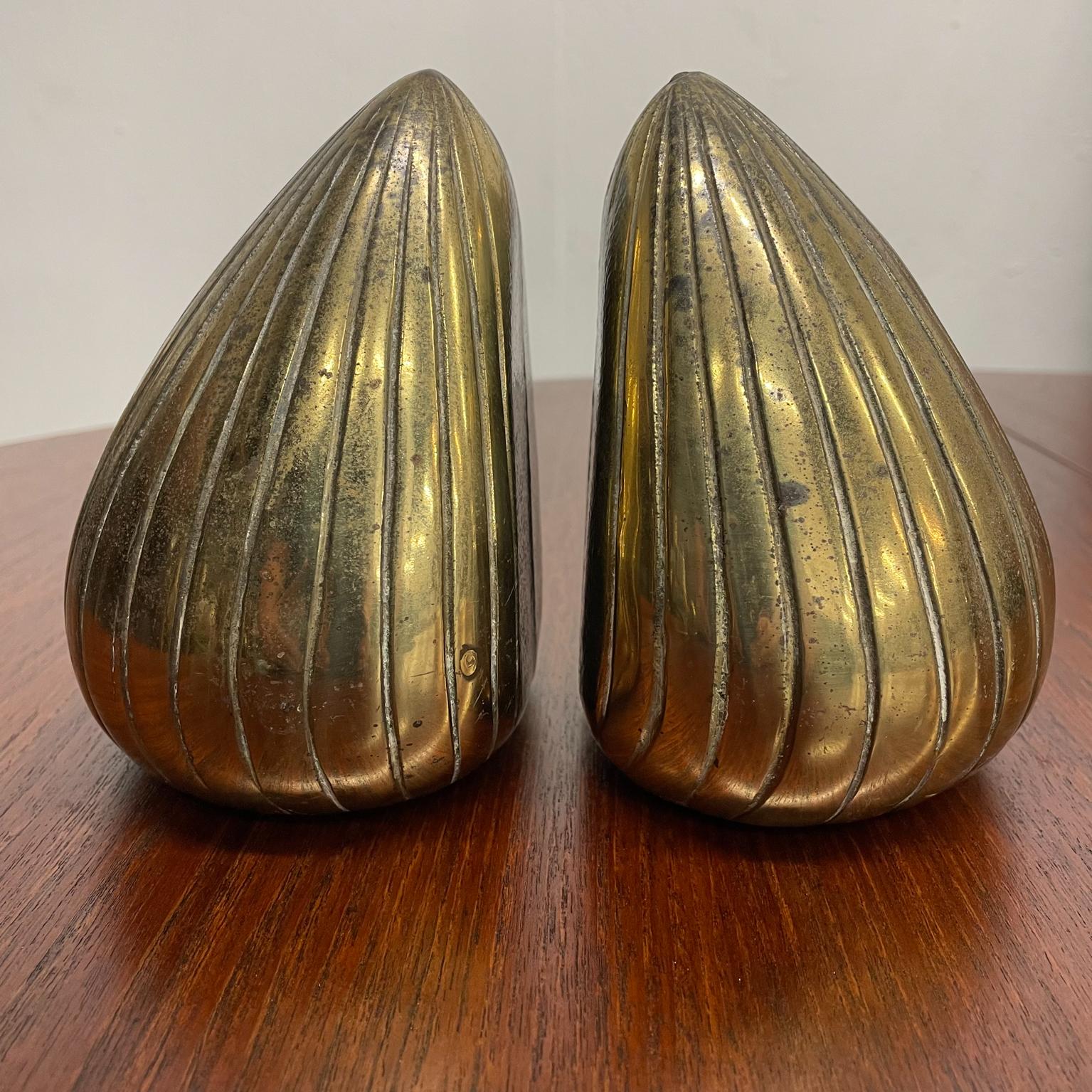 Clam bookends
Ben Seibel for Jenfred-ware sculptural clamshell bookends striking Mid-Century Modern design 1950s
Original label present
Made in brass plate
Measures: 5.63 H x 5 W x 4 D inches
Original preowned vintage unrestored condition.