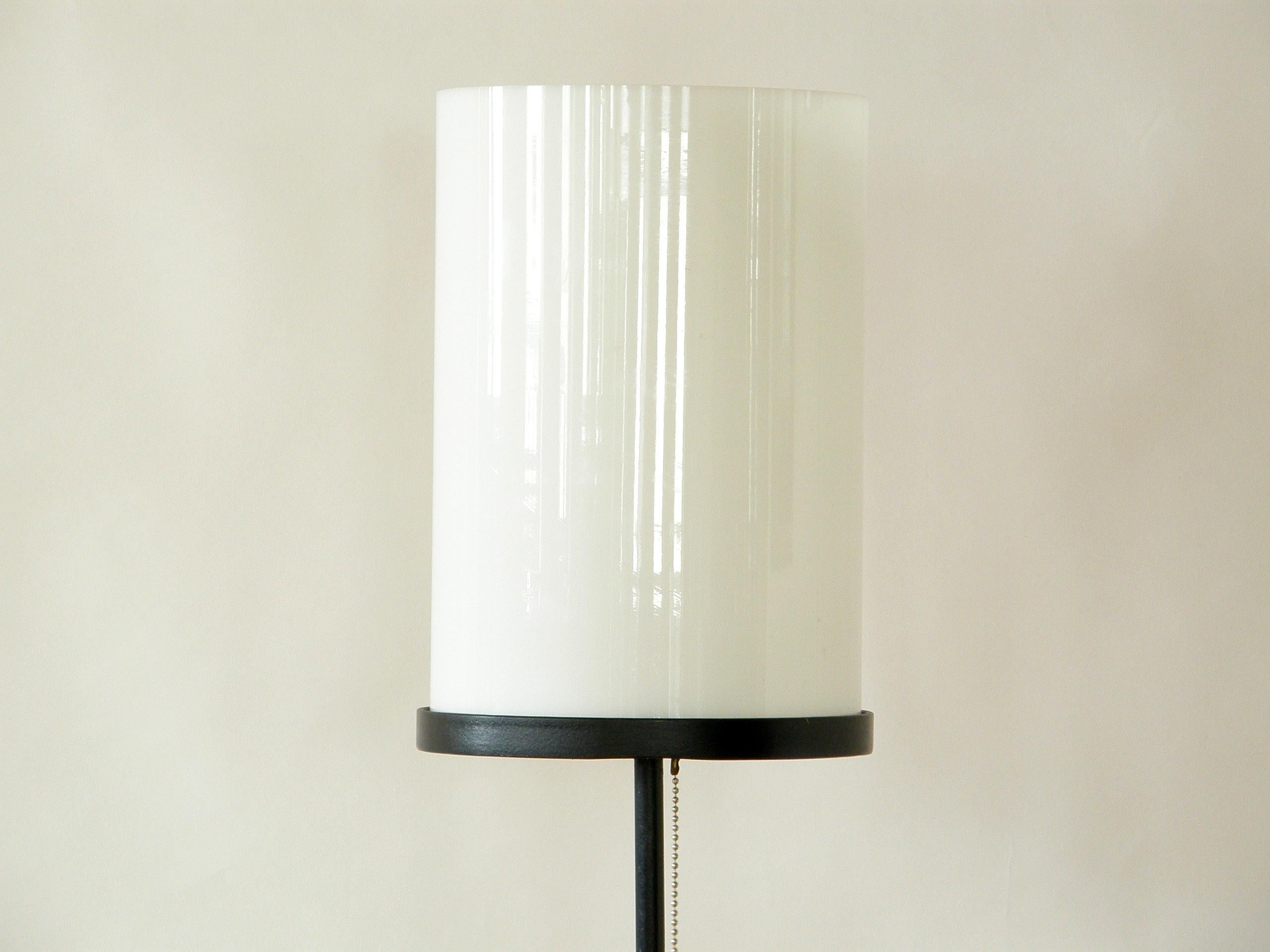 Mid-Century Modern Ben Seibel lampadaire à base en fer pour Raymor avec abat-jour cylindrique en verre blanc en vente