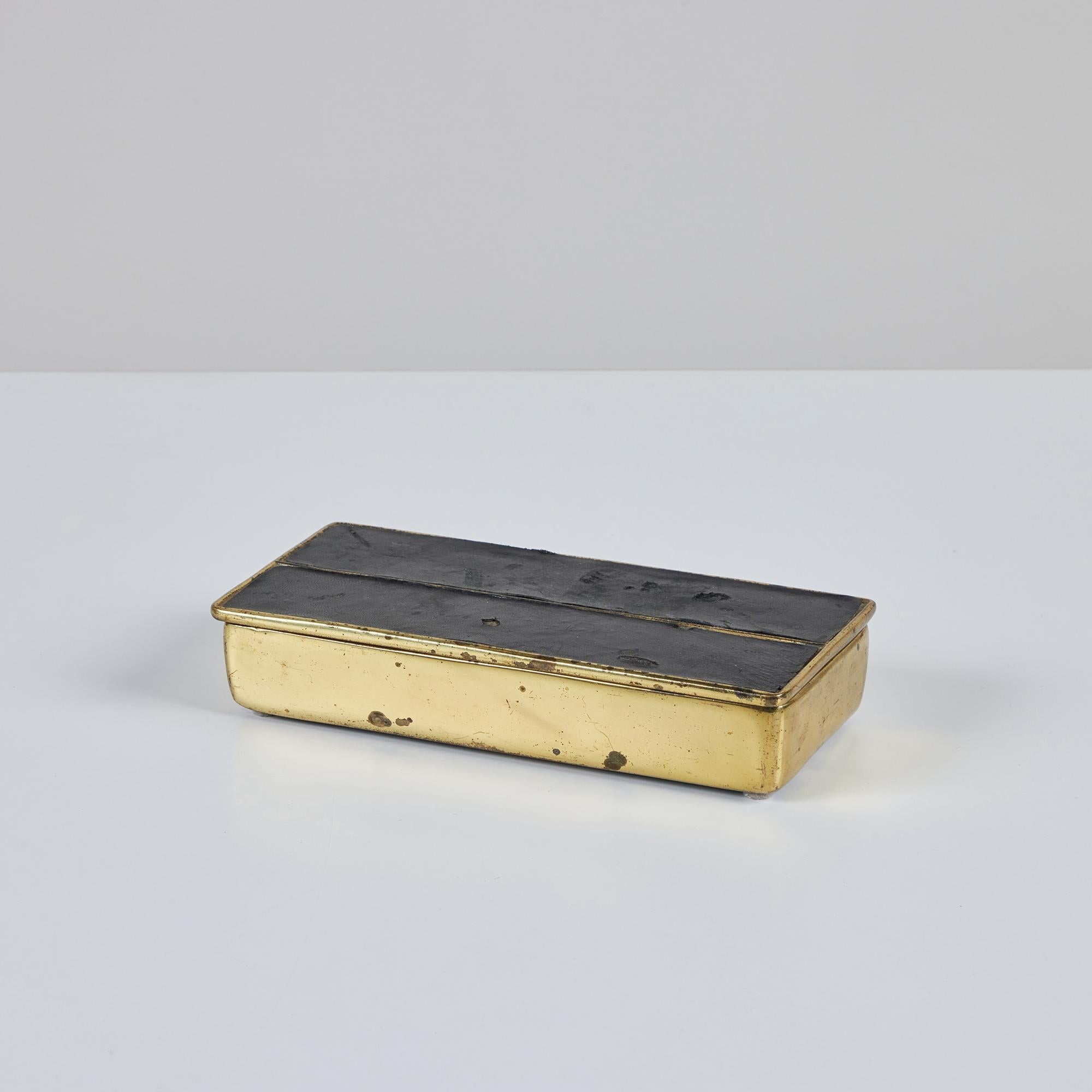 From the popular Jenfred-Ware line, designed by Ben Seibel in 1948 and retailed by Raymor, a rectangular bass box, aged black leather and brass lid.

Dimensions
8.25
