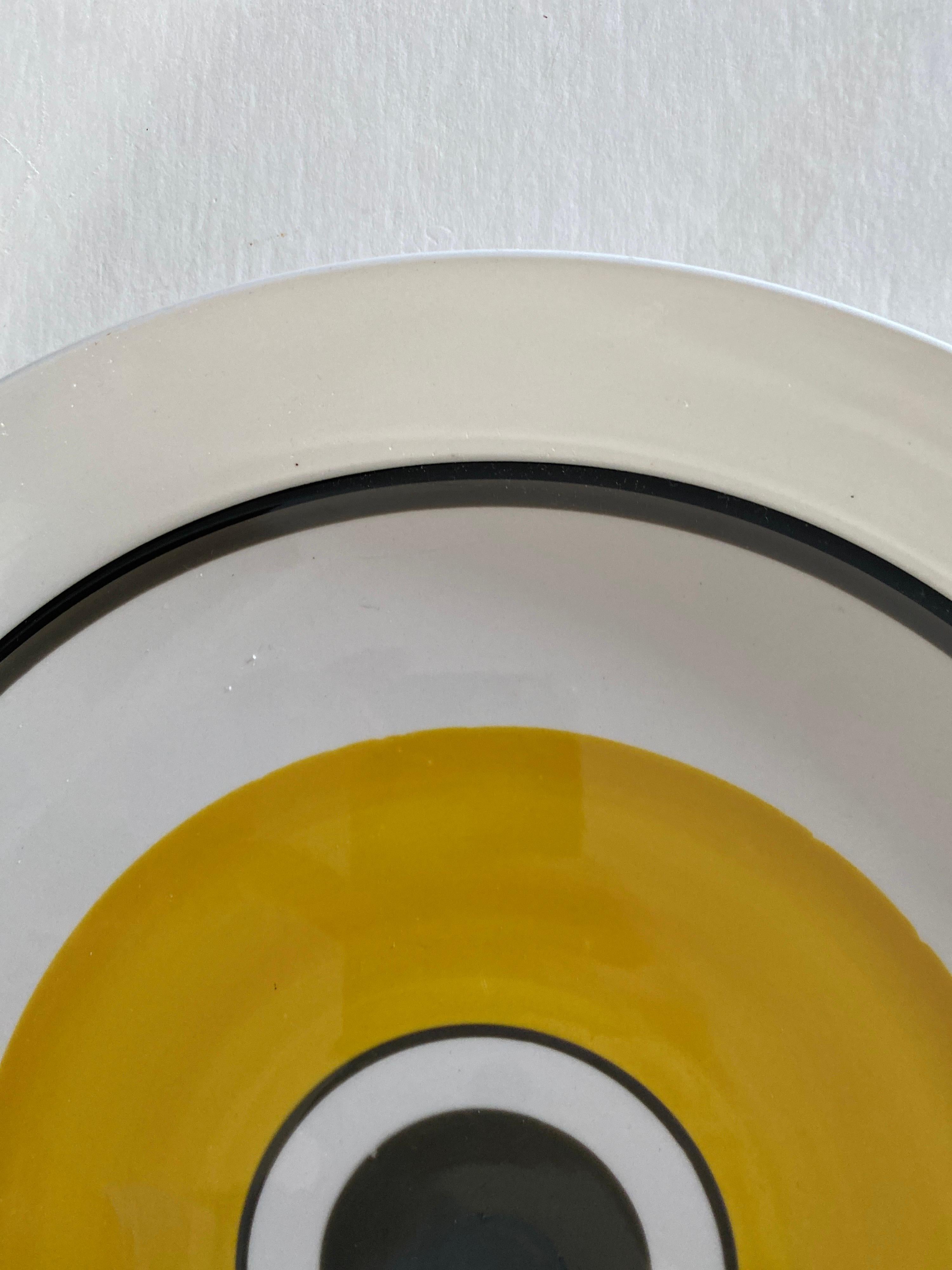 Eine runde Servierplatte mit dem Muster Yellow Bullseye aus der Duplex-Kollektion, die von Ben Seibel für Mikasa entworfen wurde.

Unterschrieben.

Abmessungen: 12 Zoll W.

