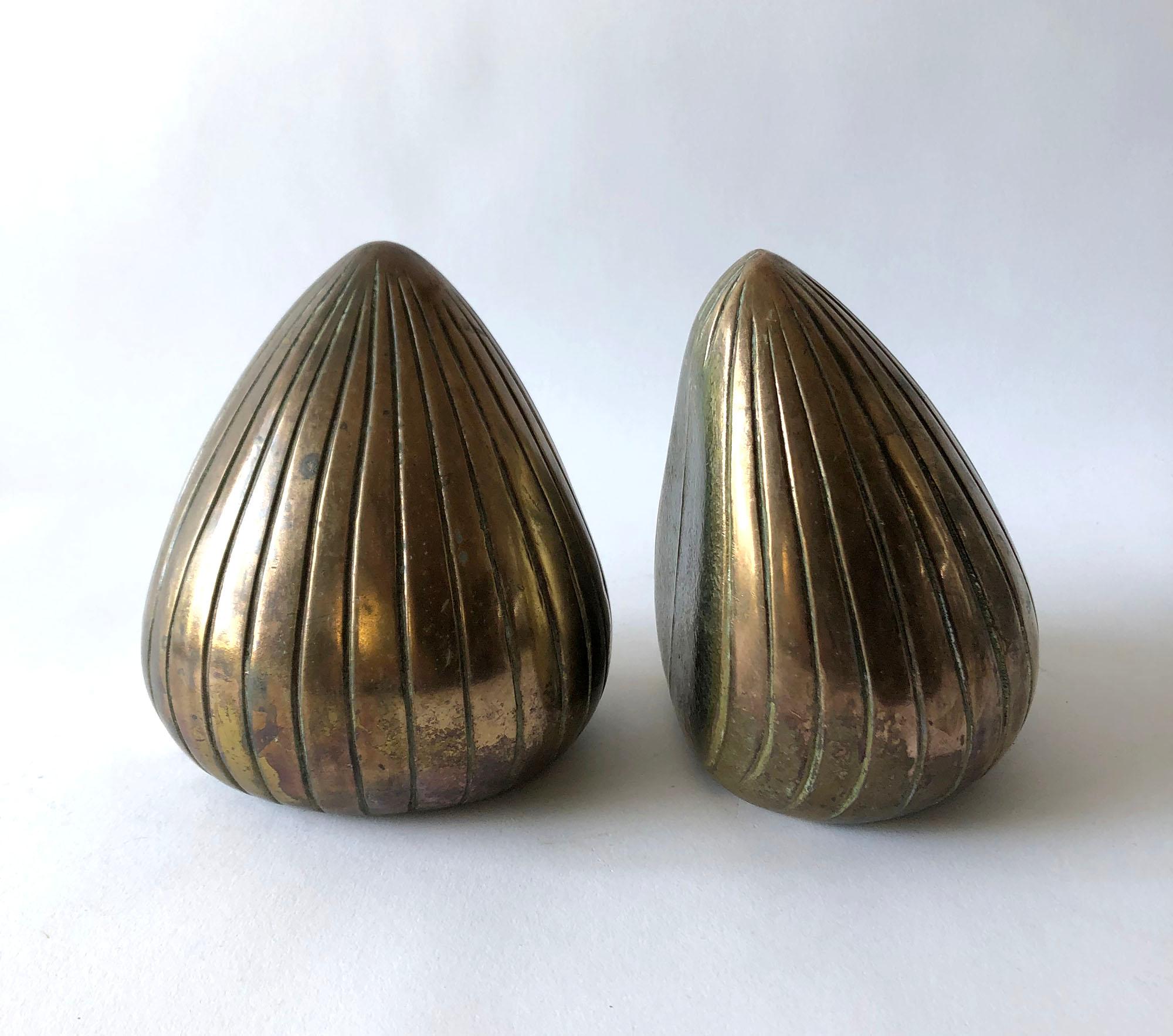 Pair of Ben Seibel clam shell bookends for Raymor. Bookends measure 6