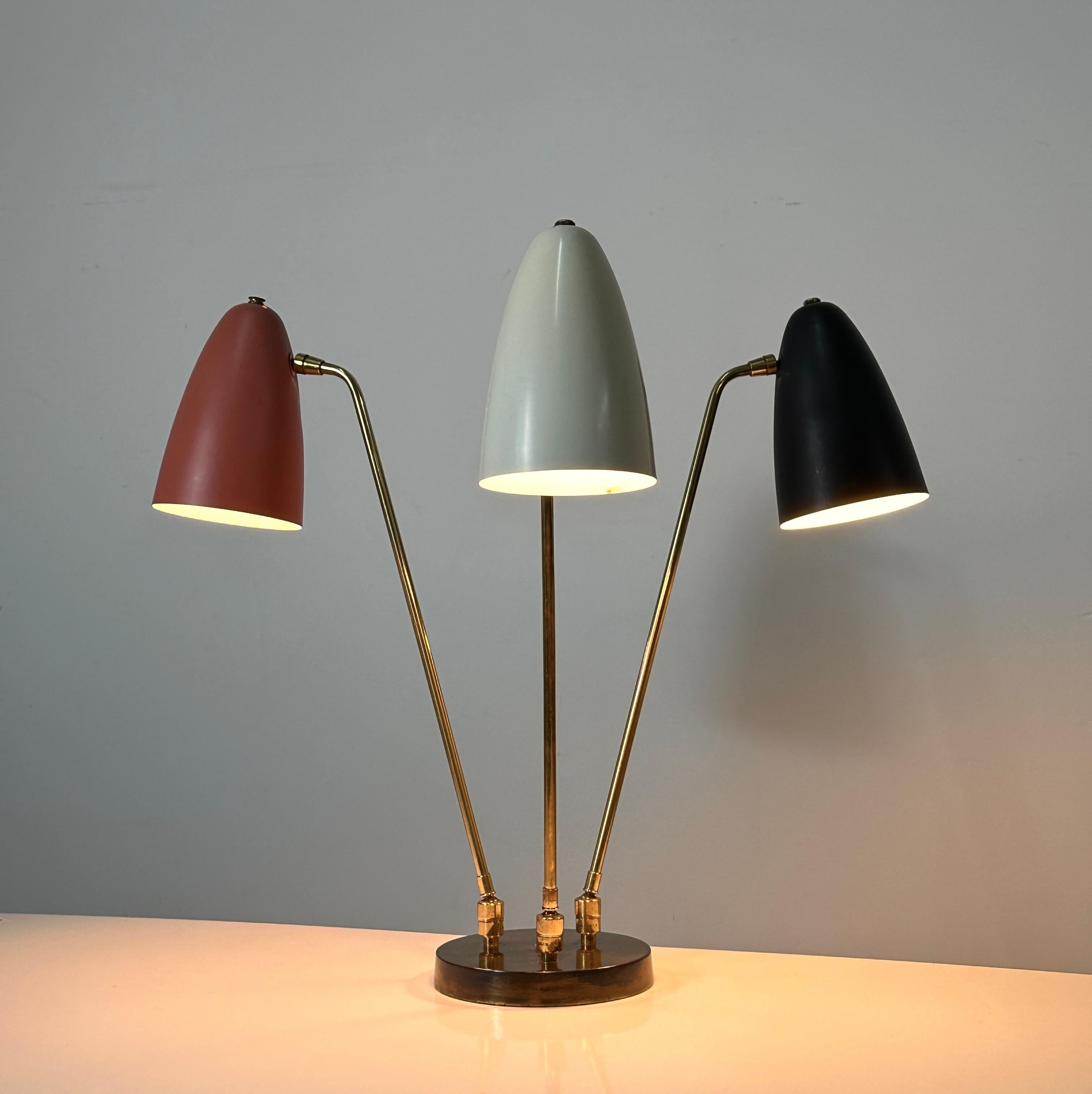 Seltene dreiarmige Ben Seibel-Tischlampe, Messing, mehrfarbig, beweglich, 1950er Jahre (Moderne der Mitte des Jahrhunderts) im Angebot