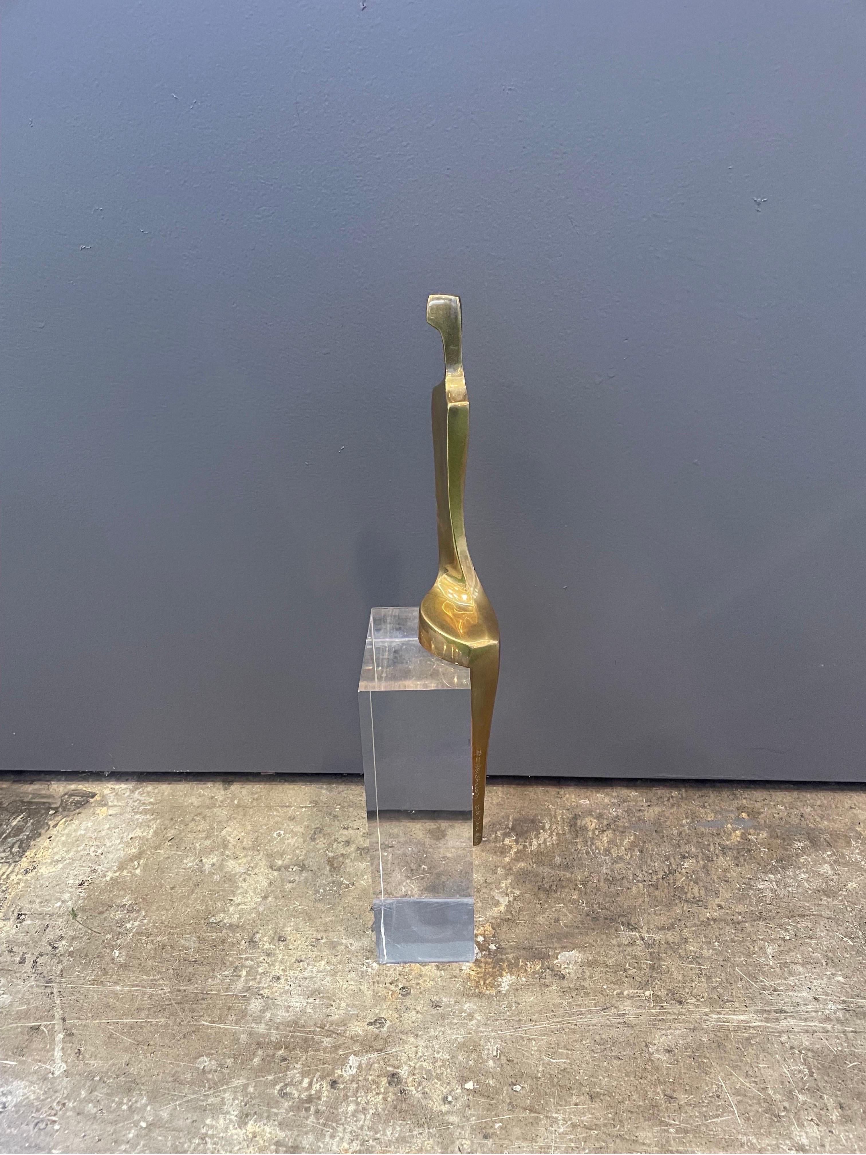 Ben Shalom - Figure en bronze sur lucite Bon état - En vente à Chicago, IL