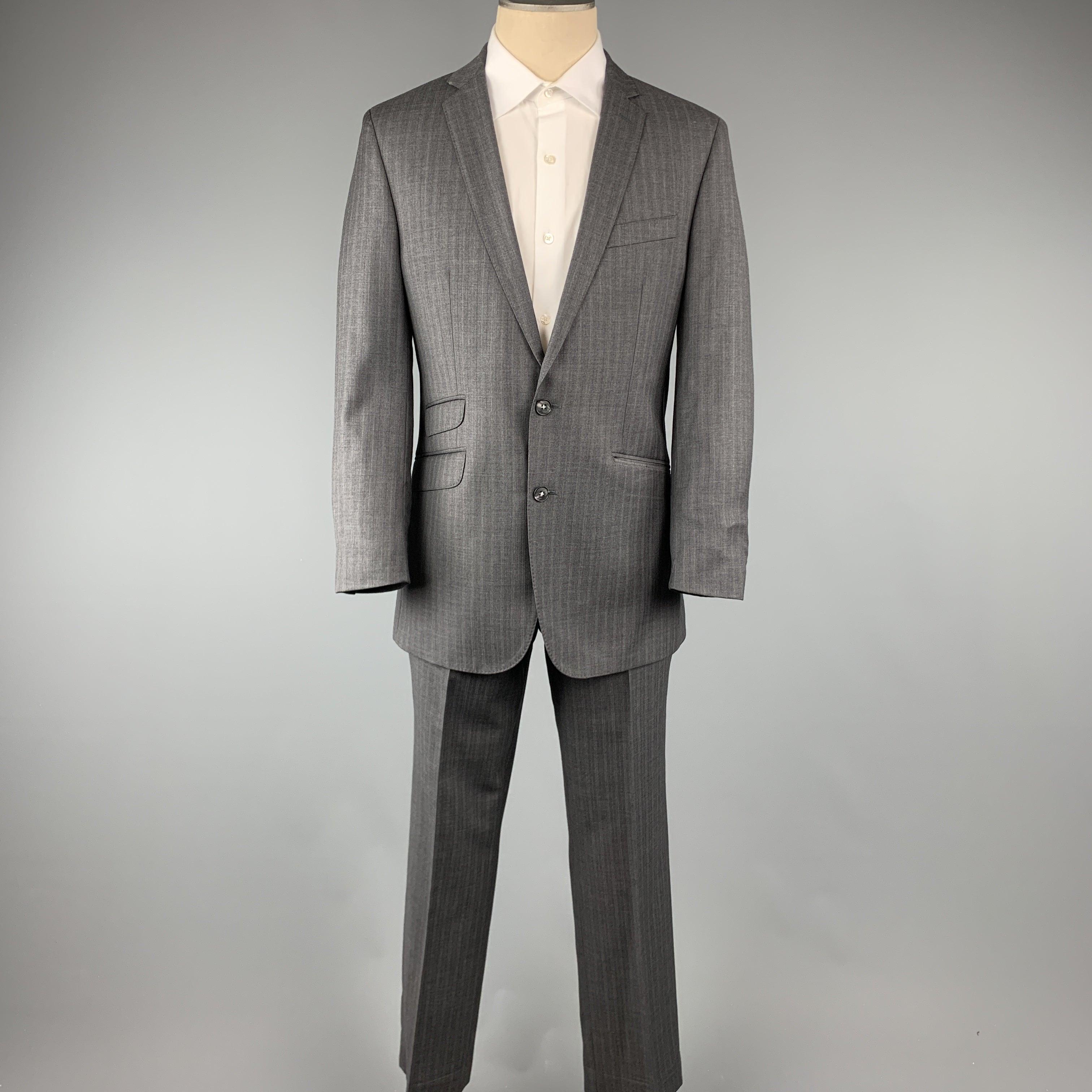 Der Anzug von BEN SHERMAN ist aus grau gestreifter Wolle und hat einen Einreiher, 
Sportmantel mit zwei Knöpfen, Revers mit Kerbe und passender Vorderhose. Ausgezeichneter Pre-Owned Zustand. 

Markiert:   40 

Abmessungen: 
  JackeSchulter: 18,5