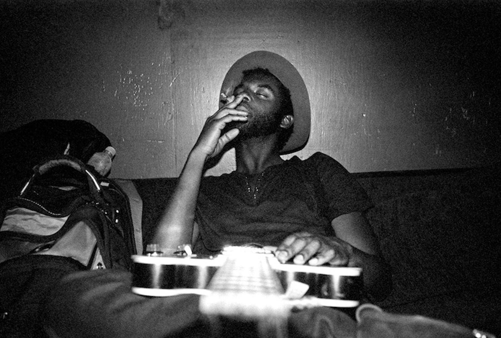 Retrato de Gary Clark Jr entre bastidores del Troubadour