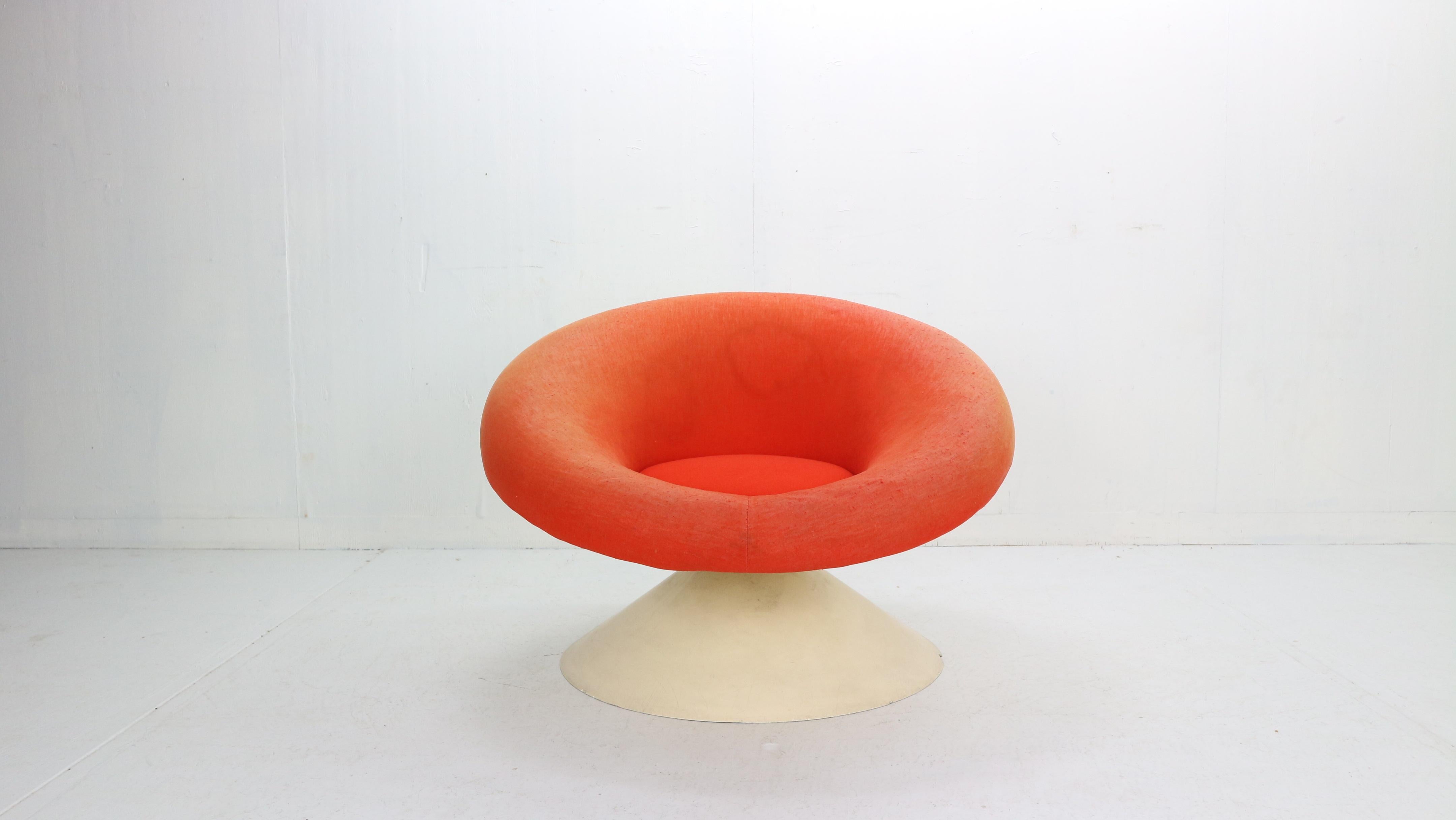 Space Age period very rare ‘Diabolo’ chair designed by Ben Swildens and manufactured for Stabin - N.V. Woerden in the, 1960s, Netherlands.
The base of this chair is made of fiberglass, inside the upper ‘cone’ is a fiberglass seating shell covered