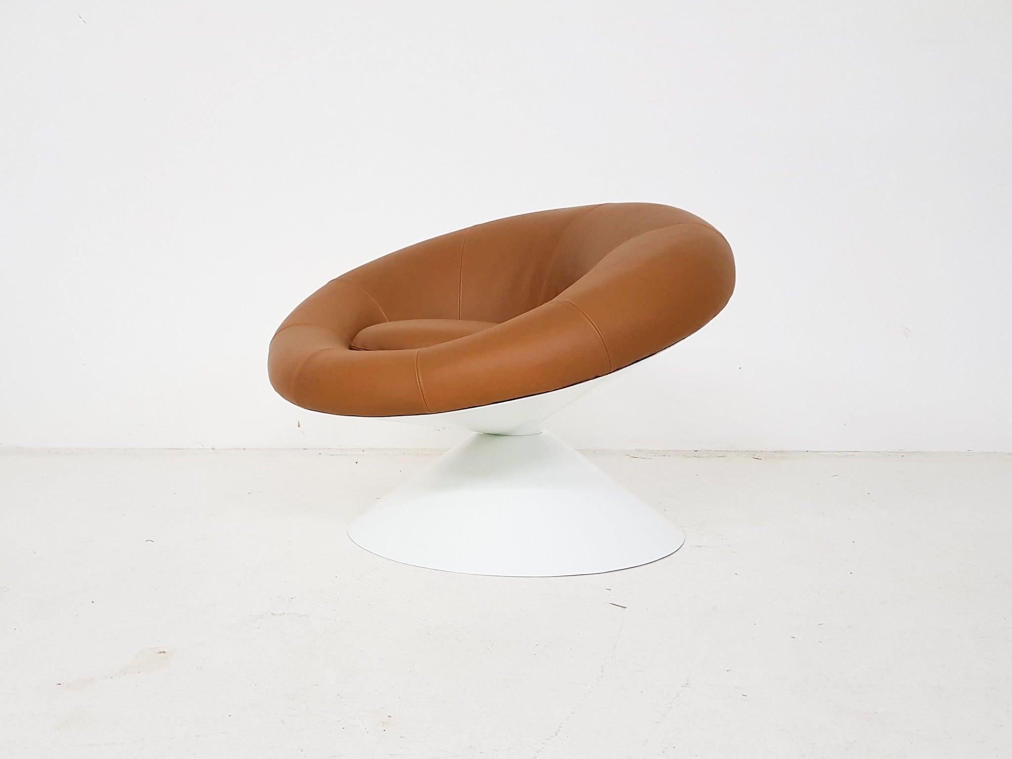 This beautiful piece of mid-century furniture is called the “Diabolo” lounge chair. A highly rare and exclusive lounge chair made by Stabin Bennis The Netherlands and designed by Dutch designer Ben Swildens in the 1960’s.

The name diabolo is