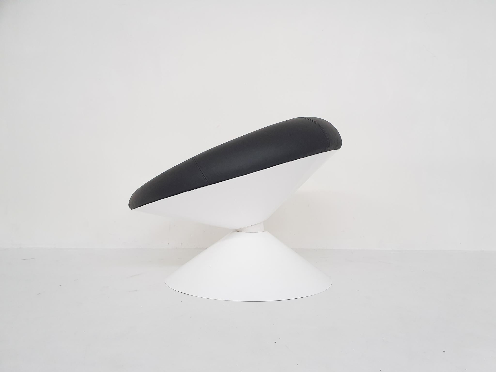 This beautiful piece of Mid-century furniture is called the “Diabolo” lounge chair. A highly rare and exclusive lounge chair made by Stabin Bennis The Netherlands and designed by Dutch designer Ben Swildens in the 1960’s.

The name diabolo is