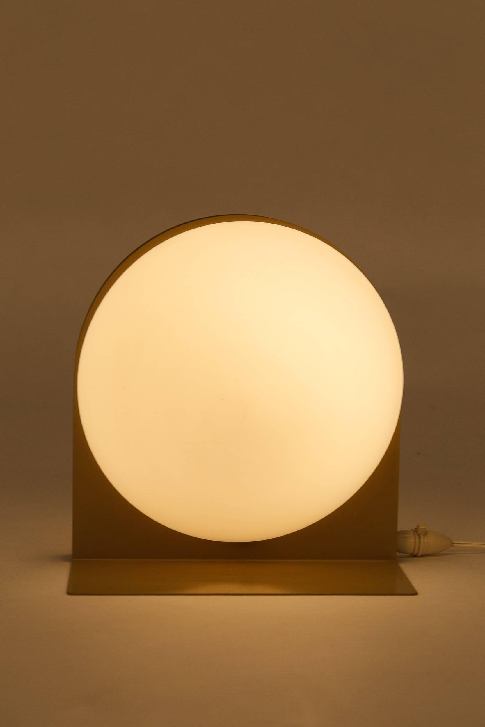 Verre opalin Lampe de bureau Ben Swildens pour Verre 10445 Lumière, 1970 en vente