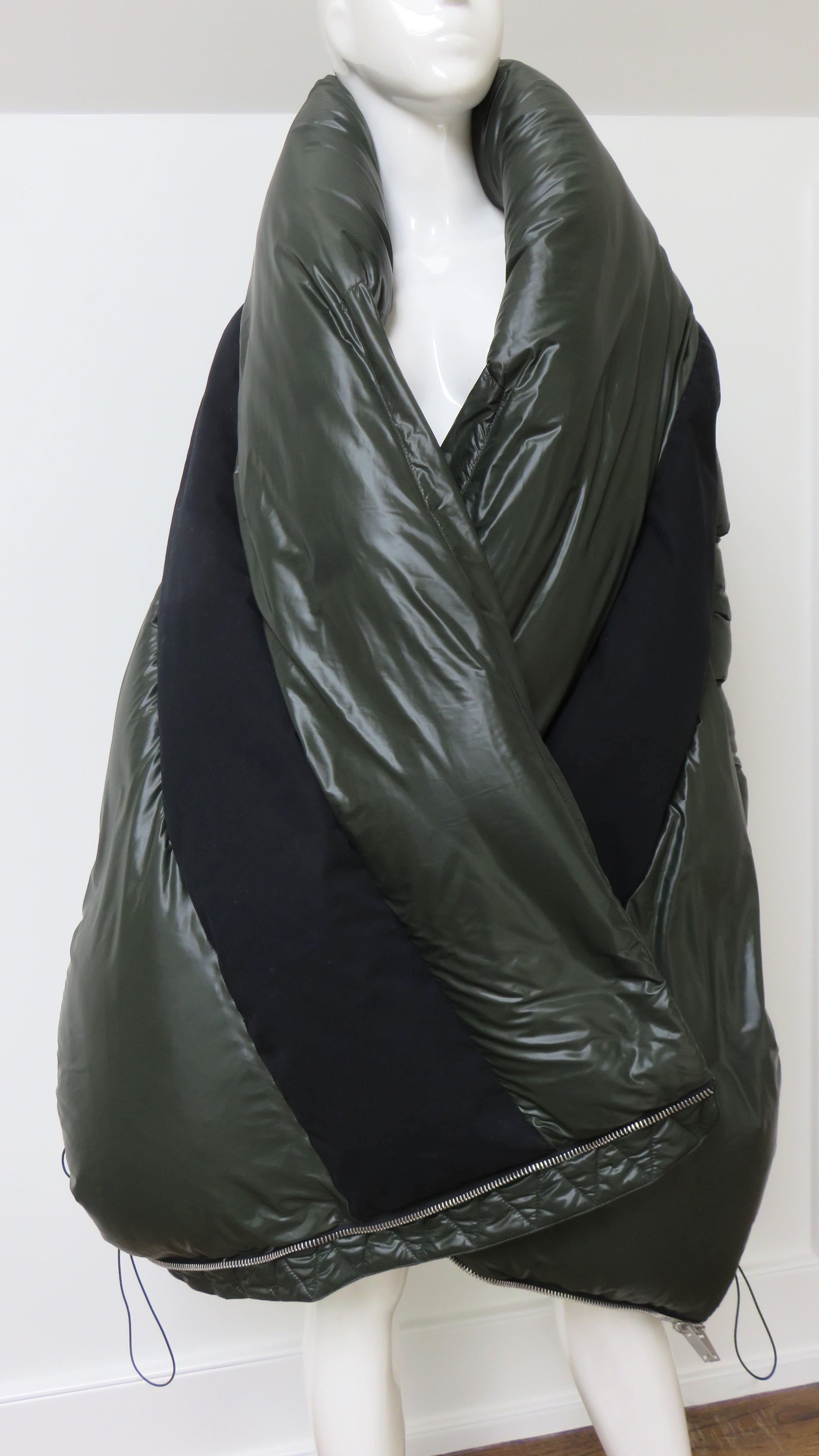 Noir Ben Traverniti Unravel Project Wrap color Block Puffer Jacket en vente