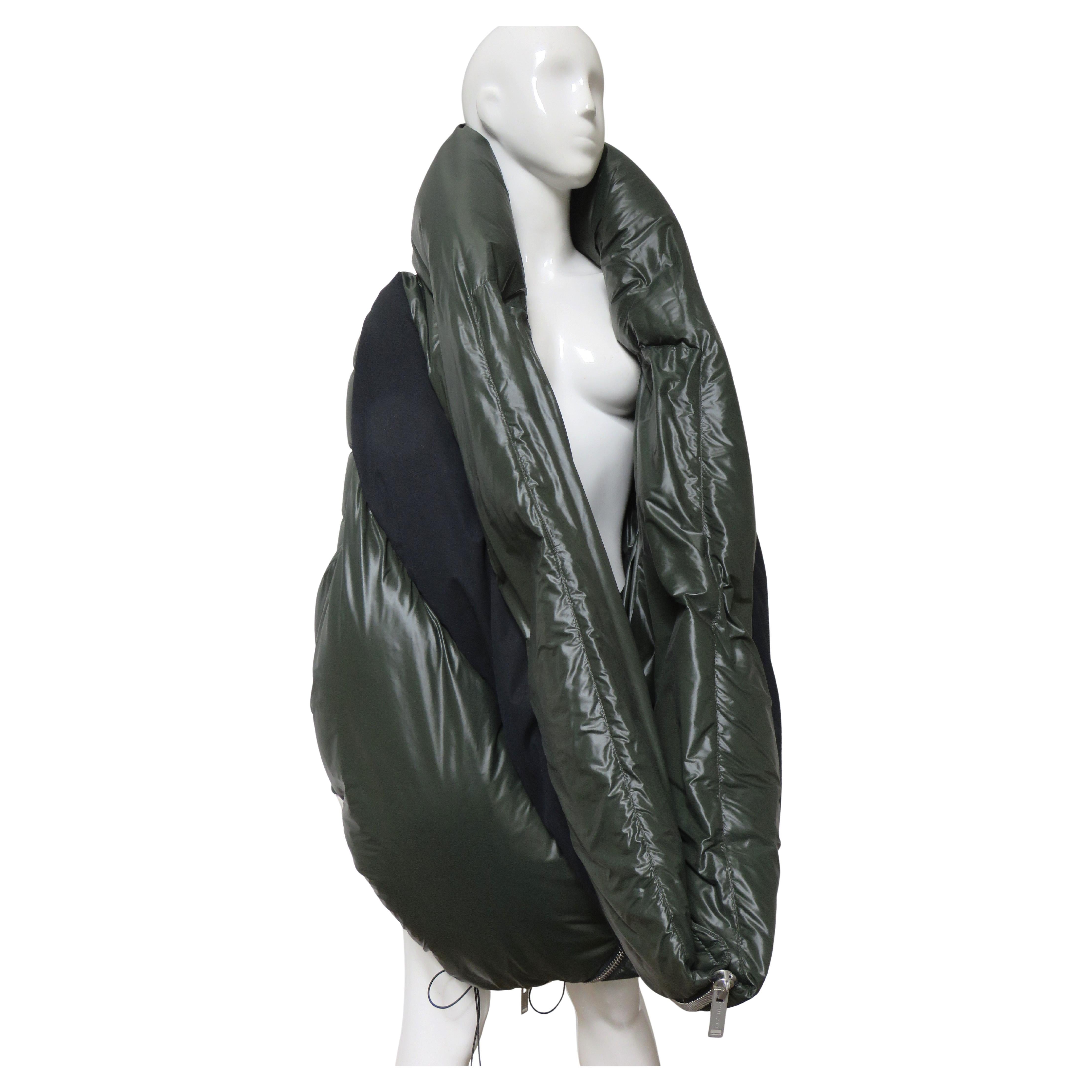 Une fabuleuse veste polaire à manches longues en duvet vert forêt et noir de Ben Traverniti. Il est doté d'une fermeture à glissière sur le devant, comme le montre la deuxième photo,  poches intérieures zippées et cordons de serrage réglables avec