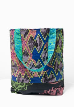 "Electric Wolf Tote Bag", Fabricación a medida, Bordado de neón, Textiles reciclados