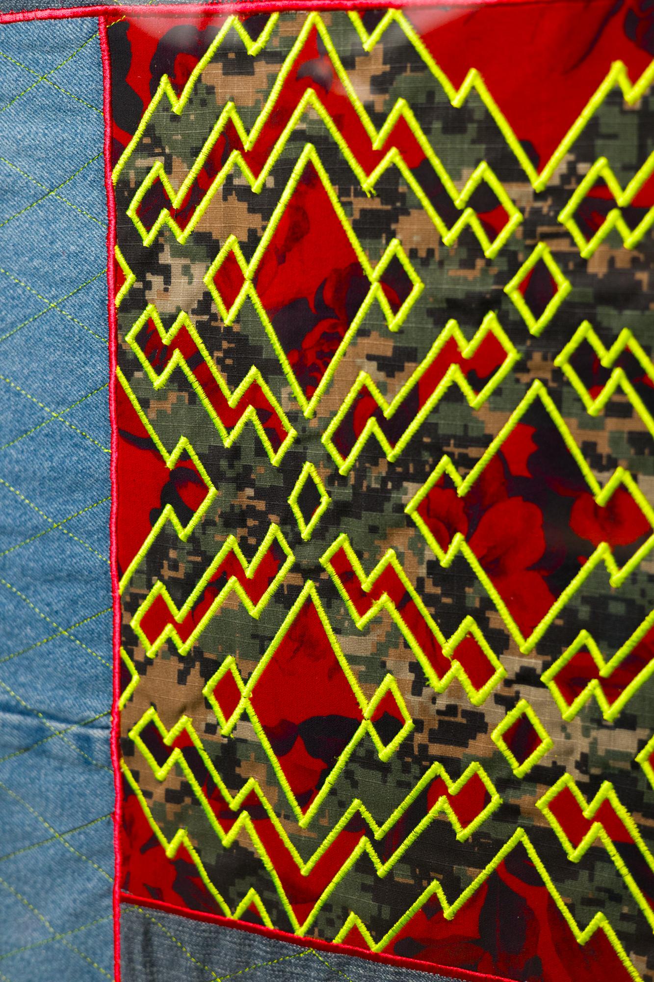 „Electrified“, handgefertigte Steppdecke, Stickerei, Leuchtendecke, Bolt-Muster, Denim. Tarnfarben 1