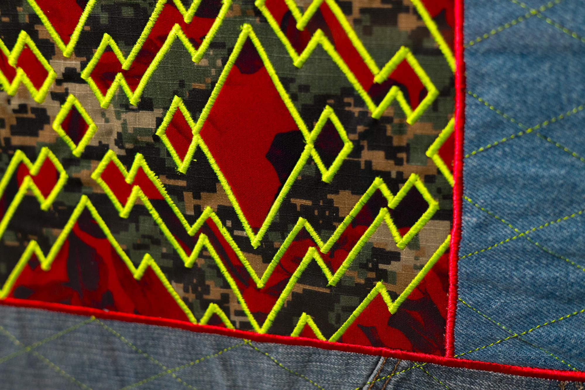 „Electrified“, handgefertigte Steppdecke, Stickerei, Leuchtendecke, Bolt-Muster, Denim. Tarnfarben 2