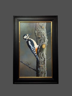 «El cirujano de los árboles»: pintura fotorrealista de un pájaro carpintero, en tonos grises, azules y verdes