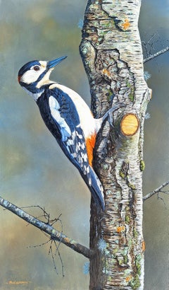 «El cirujano de los árboles»: pintura fotorrealista de un pájaro carpintero, en tonos grises, azules y verdes