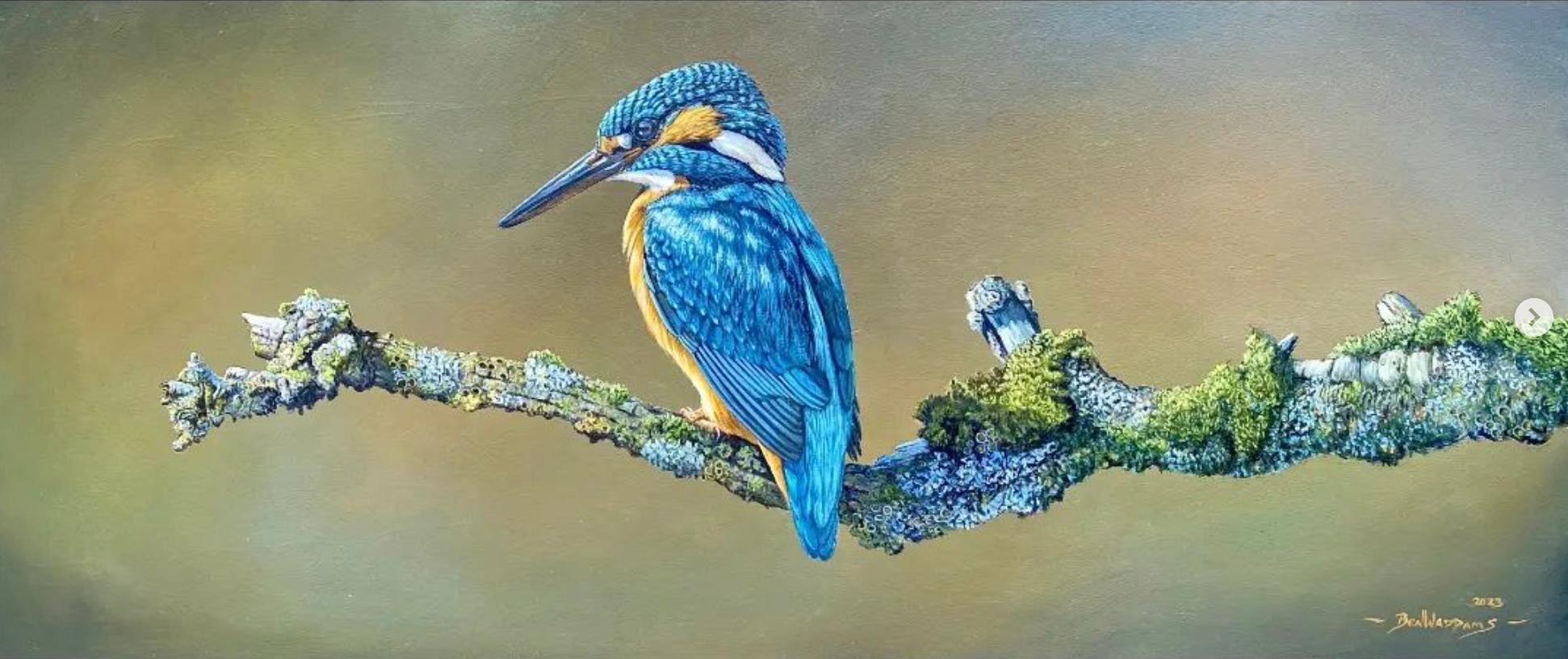 Ben Waddams Animal Painting – A Moment rest' Fotorealistisches Gemälde eines Kingfishers in freier Wildbahn, blau, orange