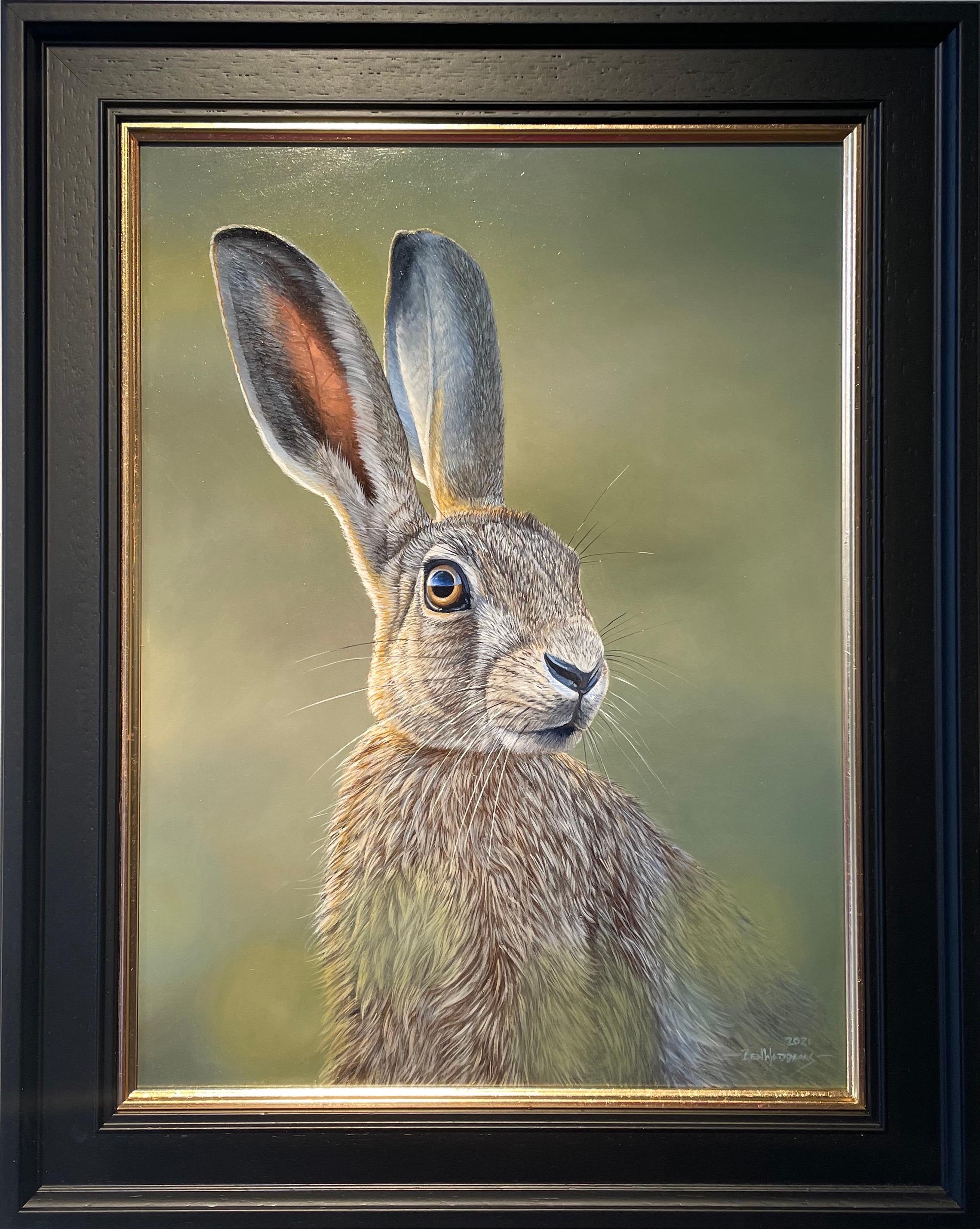 Ben Waddams Animal Painting – Alert Hare" Zeitgenössisches fotorealistisches Gemälde eines Hasen in freier Wildbahn, grün
