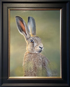 'Alert Hare' Peinture photoréaliste contemporaine d'un lièvre dans la nature, vert
