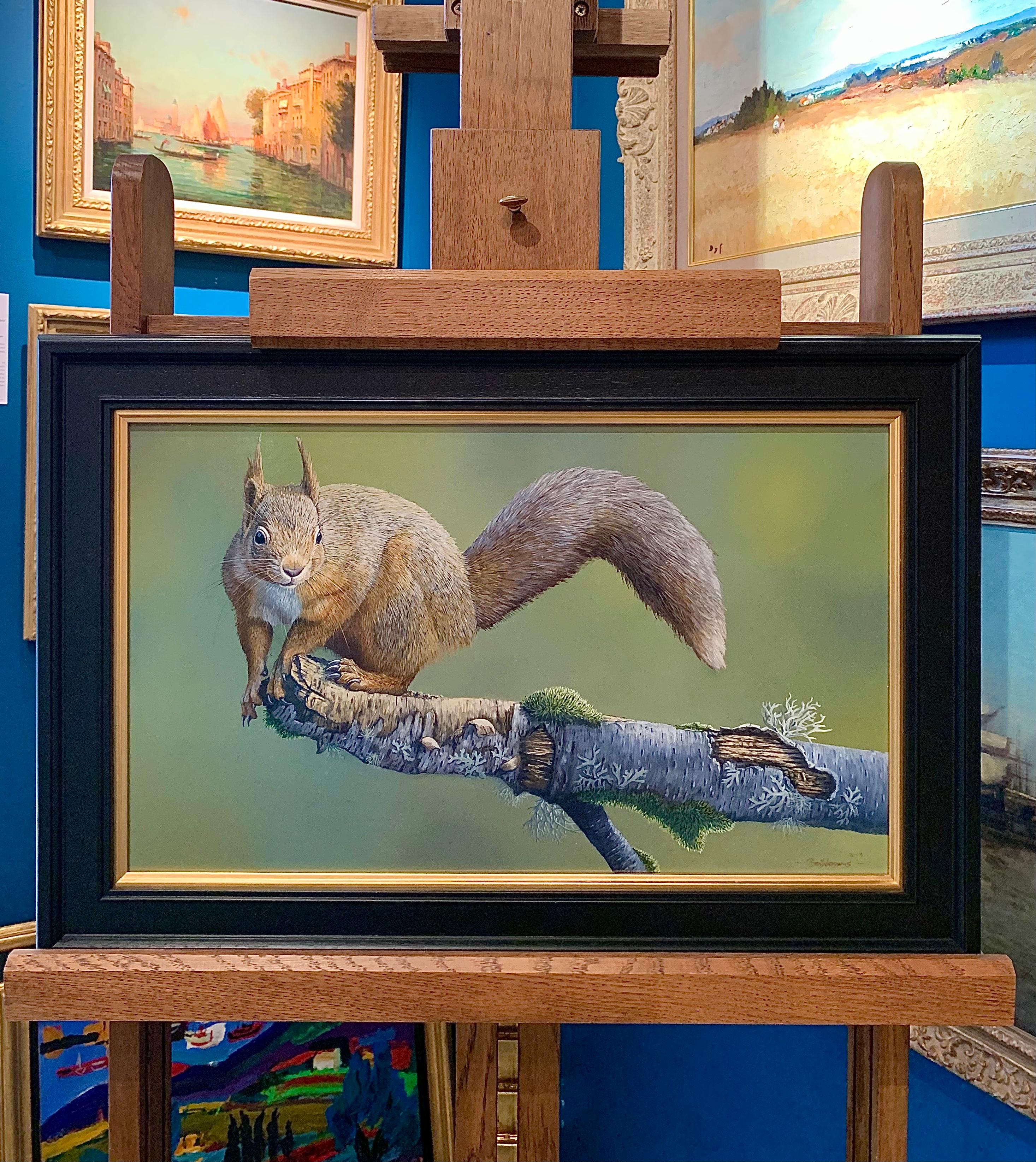 The End of the Road Fotorealistisches Gemälde eines roten Eichhörnchens auf einem Ast, grün – Painting von Ben Waddams