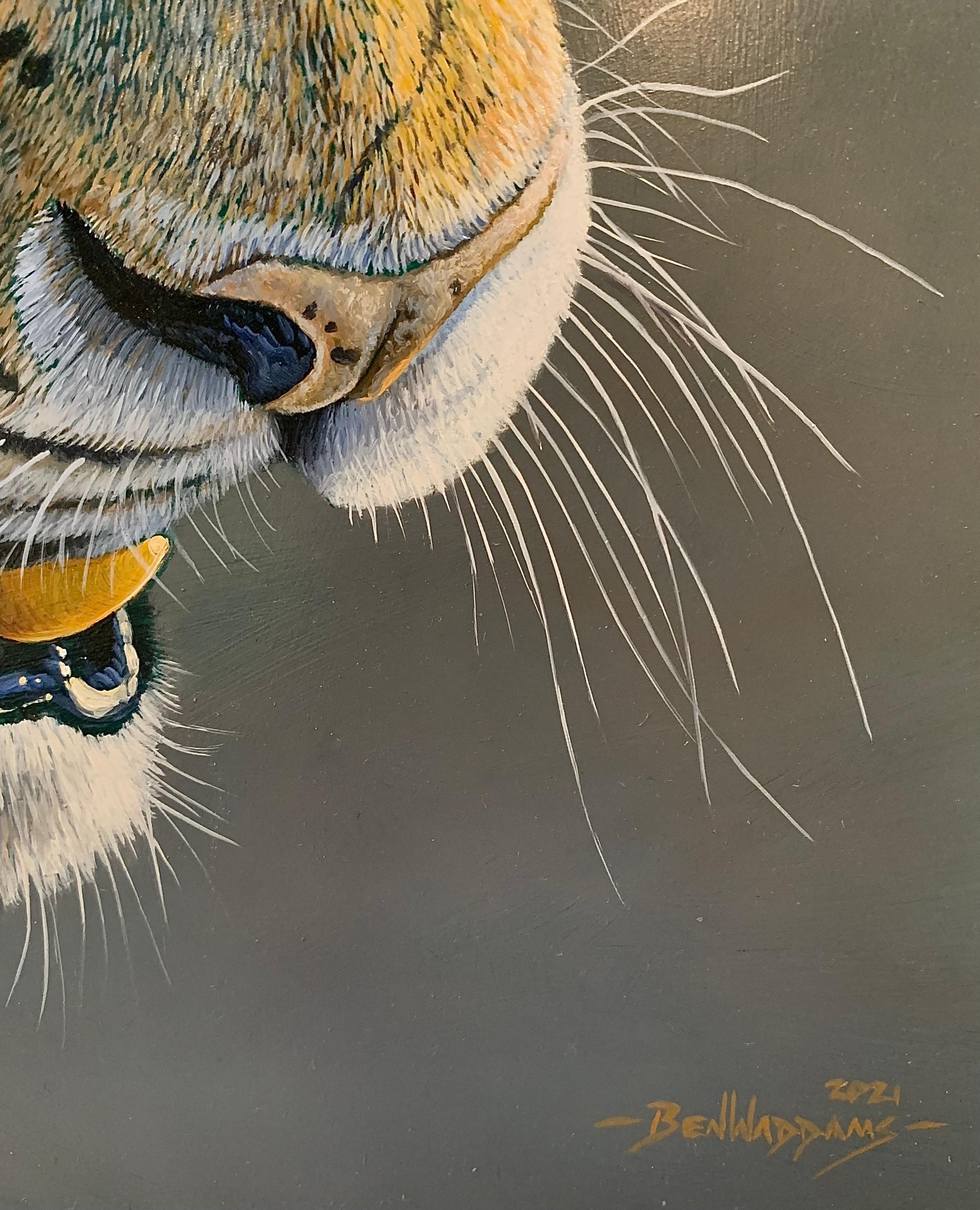 Fotorealistisches Gemälde eines Tigers, bereit zum Ausbreiten, in Orange, Grau und Schwarz – Painting von Ben Waddams