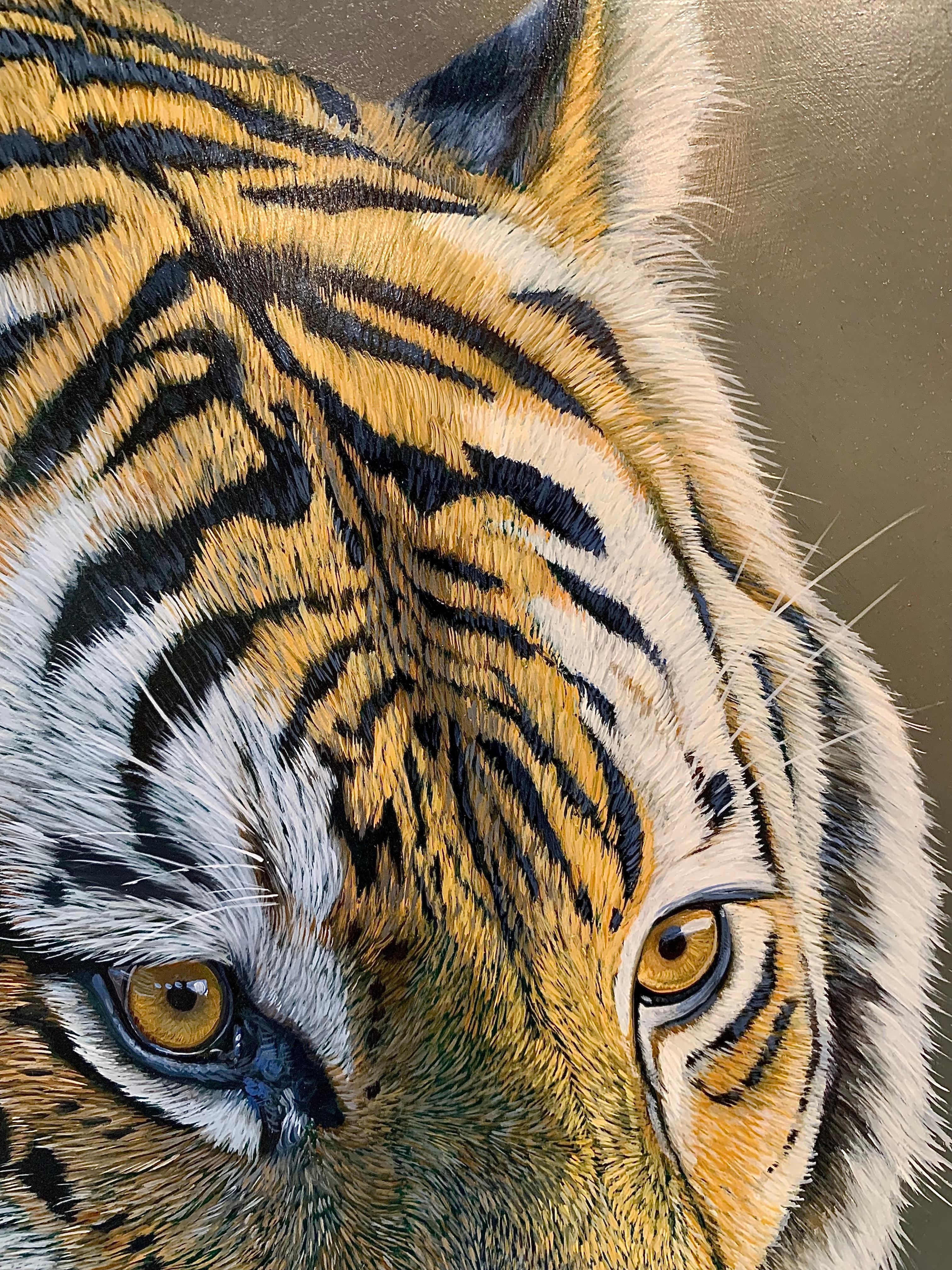 Fotorealistisches Gemälde eines Tigers, bereit zum Ausbreiten, in Orange, Grau und Schwarz (Fotorealismus), Painting, von Ben Waddams