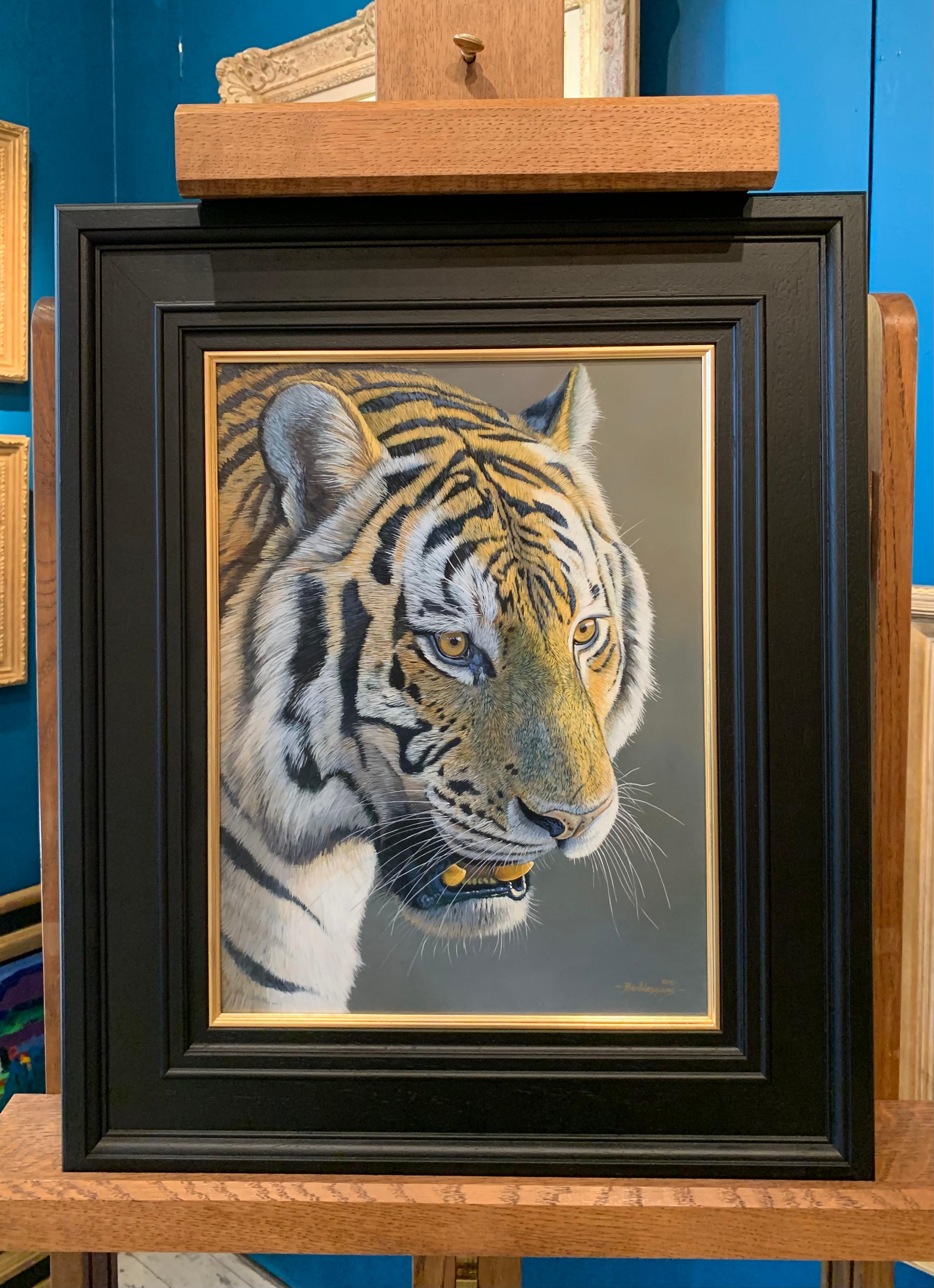 Fotorealistisches Gemälde eines Tigers, bereit zum Ausbreiten, in Orange, Grau und Schwarz im Angebot 3