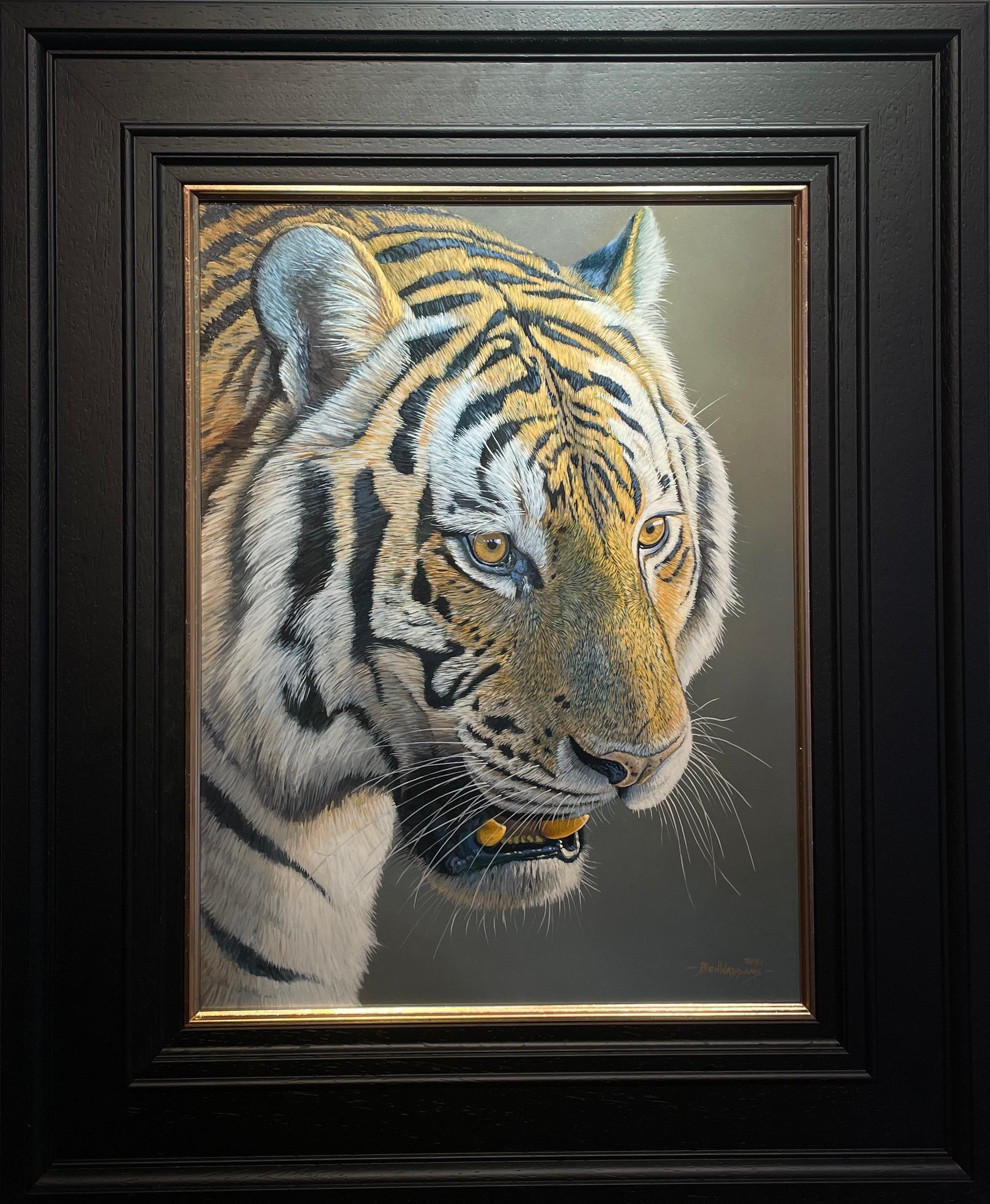 Fotorealistisches Gemälde eines Tigers, bereit zum Ausbreiten, in Orange, Grau und Schwarz