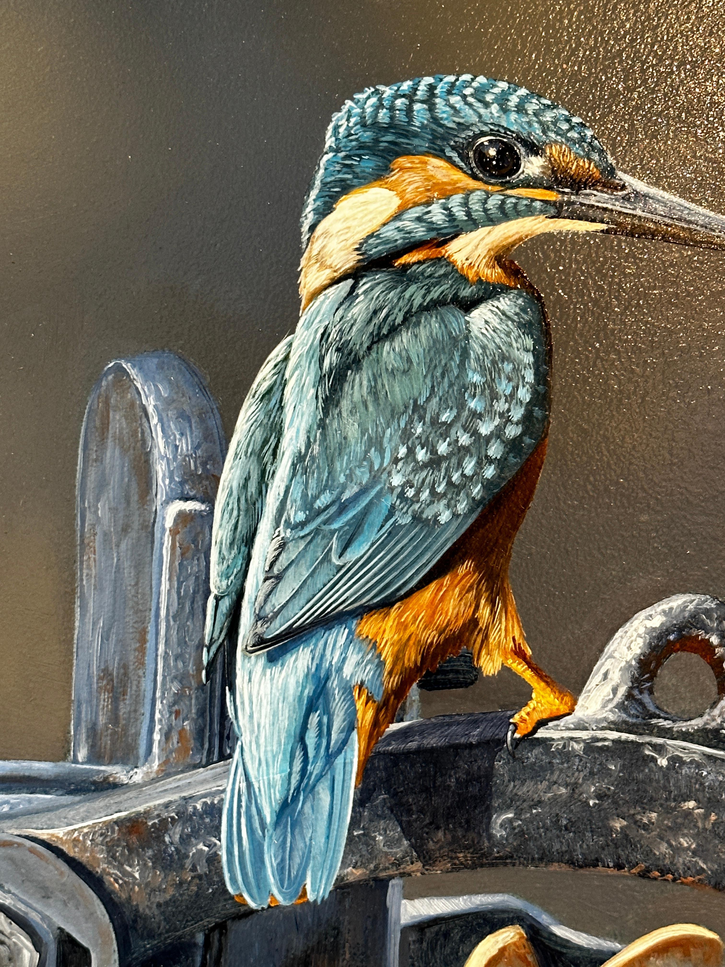 Kingfisher' Fotorealistisches Gemälde eines kleinen blauen Vogels auf einem Schleusentor, Vivid (Fotorealismus), Painting, von Ben Waddams