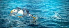 Fotorealistisches Wildtiergemälde „Leap of Faith“ eines Puffins auf leuchtend blauem Wasser
