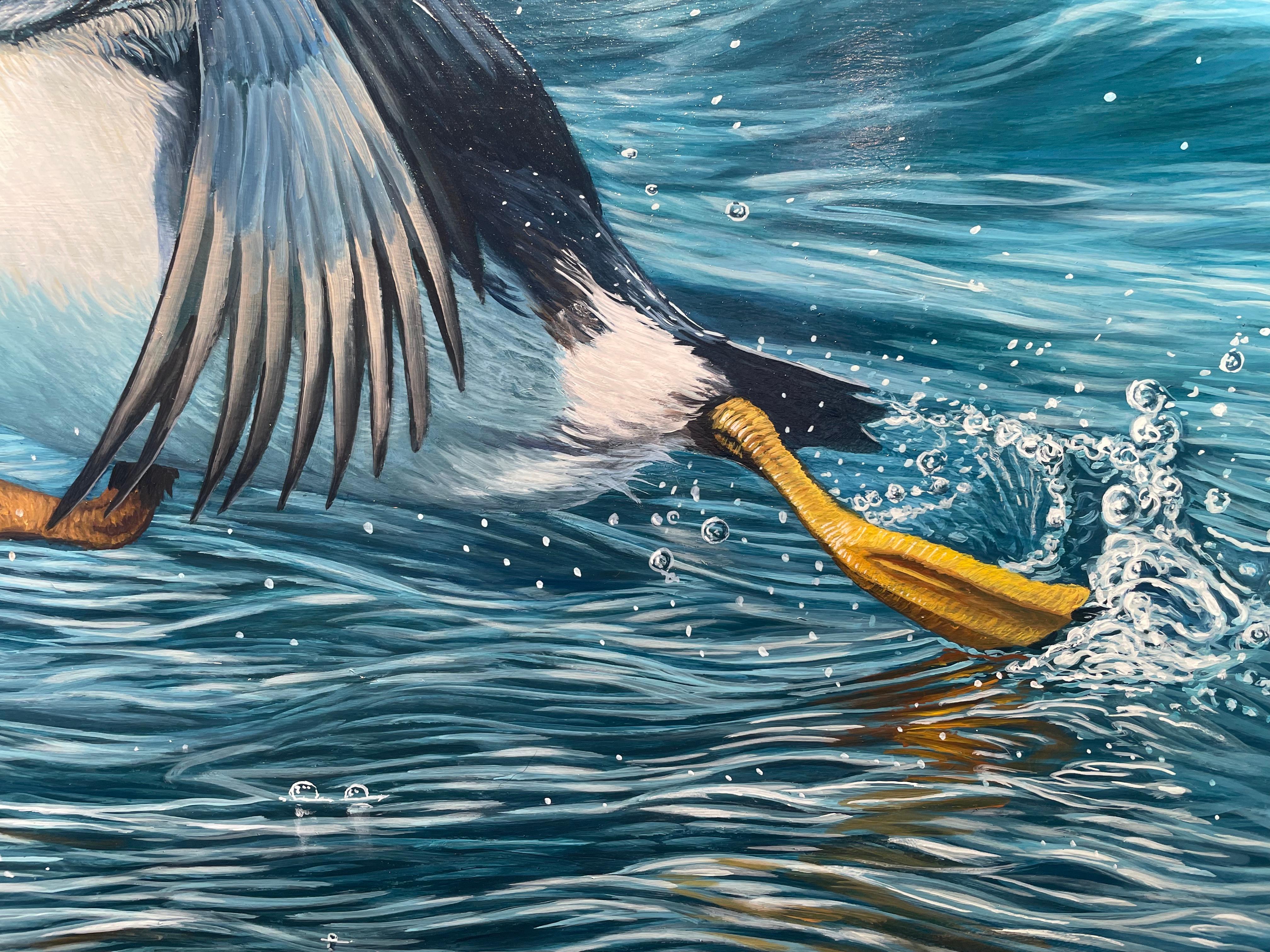 Fotorealistisches Wildtiergemälde „Leap of Faith“ eines Puffins auf leuchtend blauem Wasser (Fotorealismus), Painting, von Ben Waddams