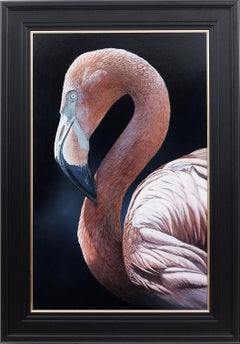 „Resplendent“ Fotorealistisches Gemälde eines rosa Flamingo in Dunkelblau, Tierwelt