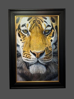 "La contemplazione di Khan" – Dipinto fotorealista raffigurante una tigre, arancione e bianca