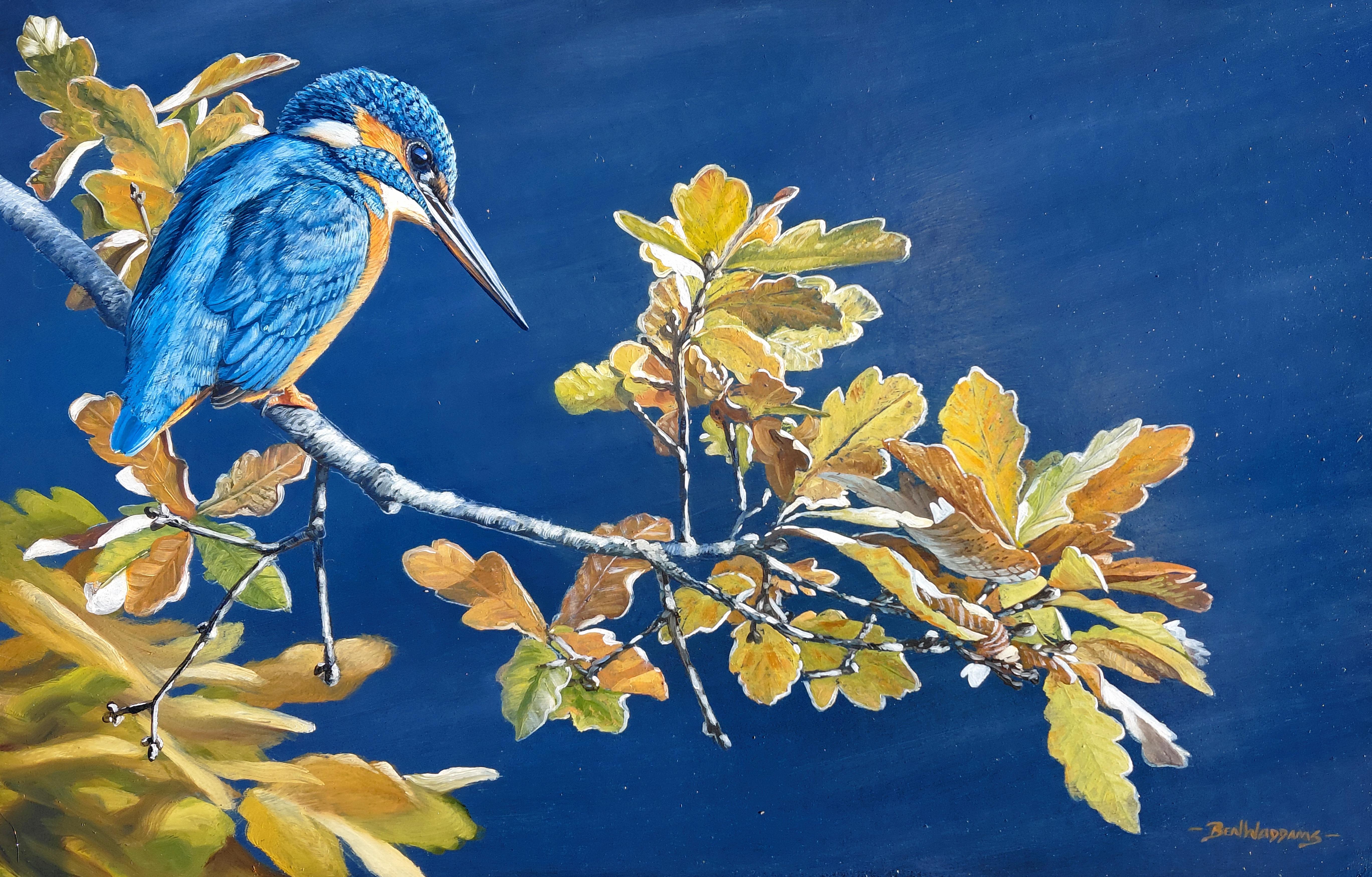 „Die Eiche über dem Fluss“ – Fotorealistisches Gemälde eines Kingfisher, blau, gelb
