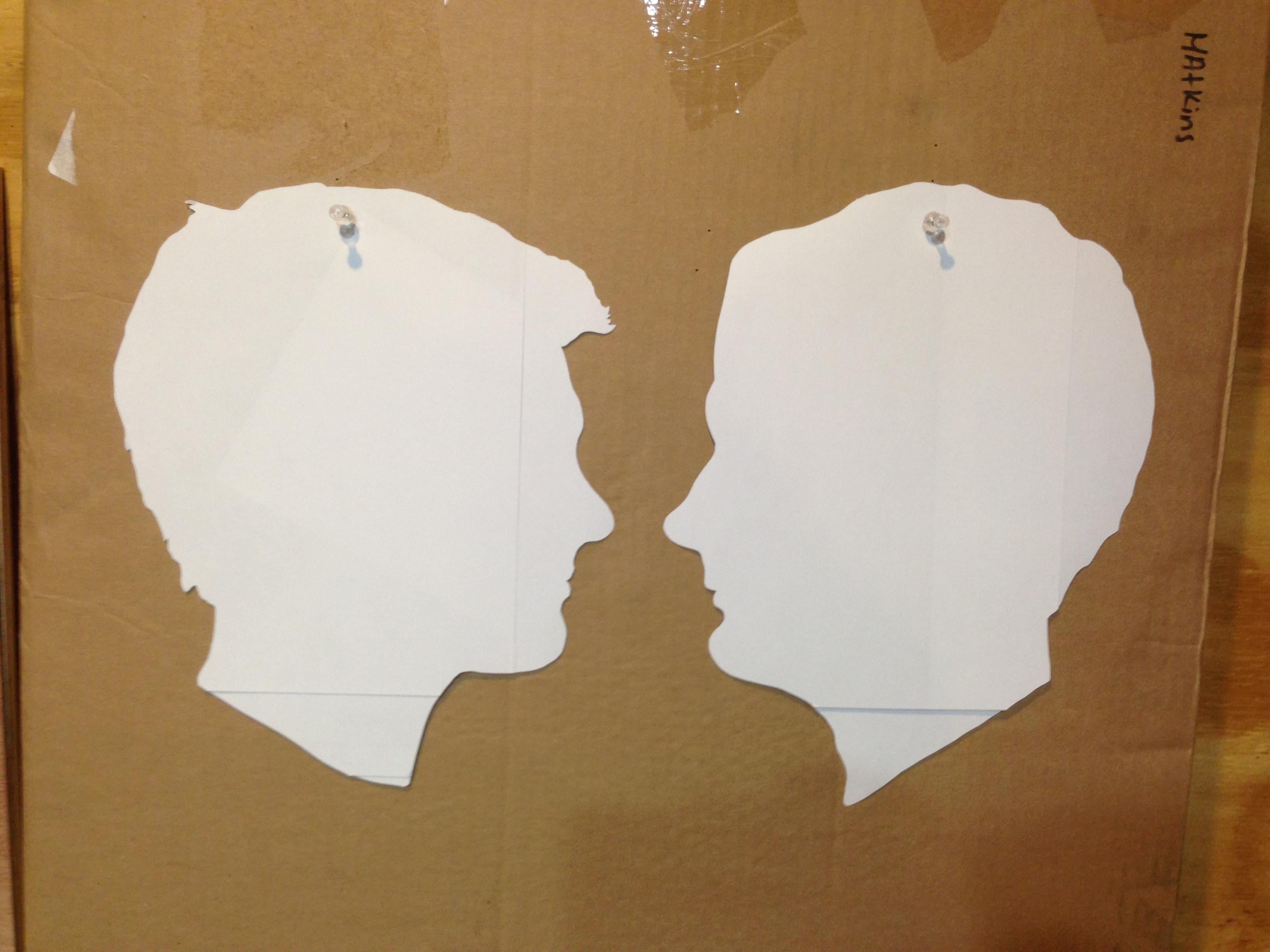 Ritratti di silhouette personalizzati - Figurative Sculpture Grigio di Ben Watkins